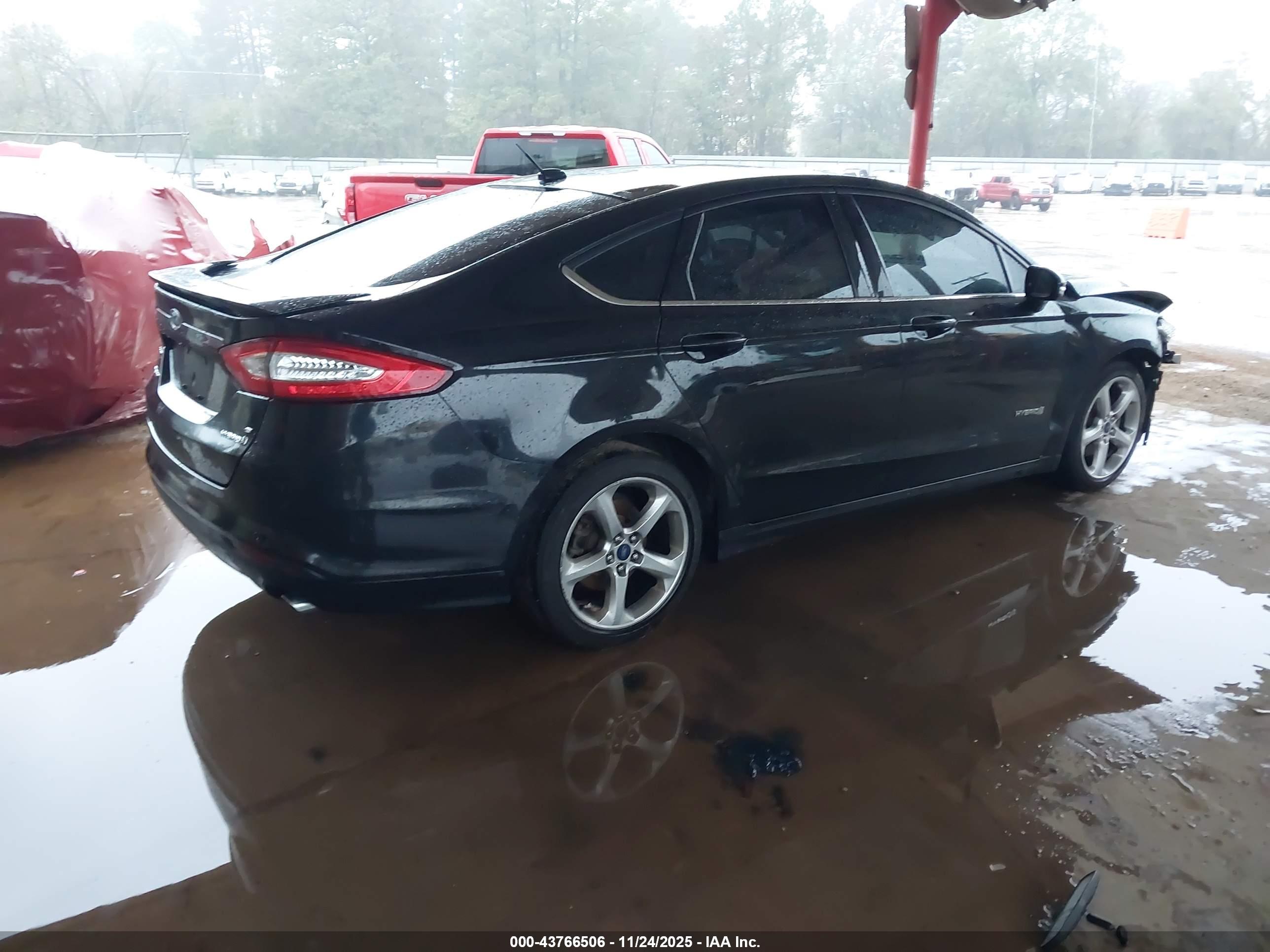 FORD FUSION image 4