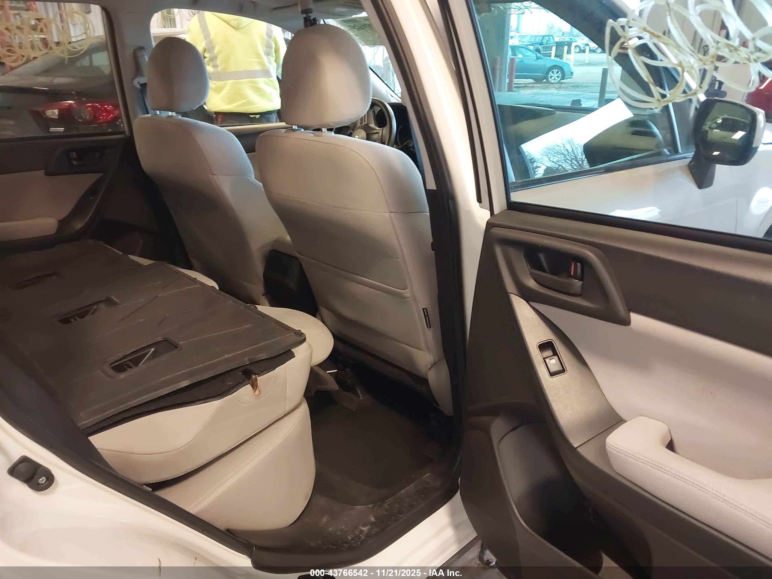 SUBARU FORESTER image 8