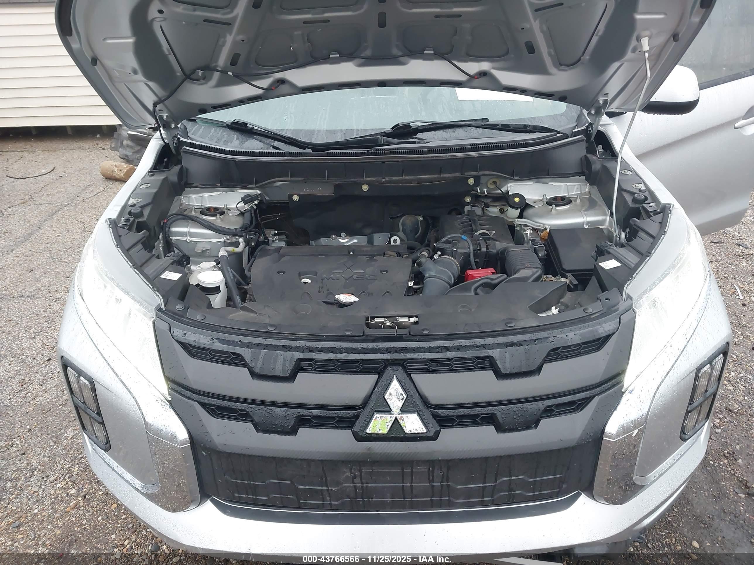 MITSUBISHI OUTLANDER image 10