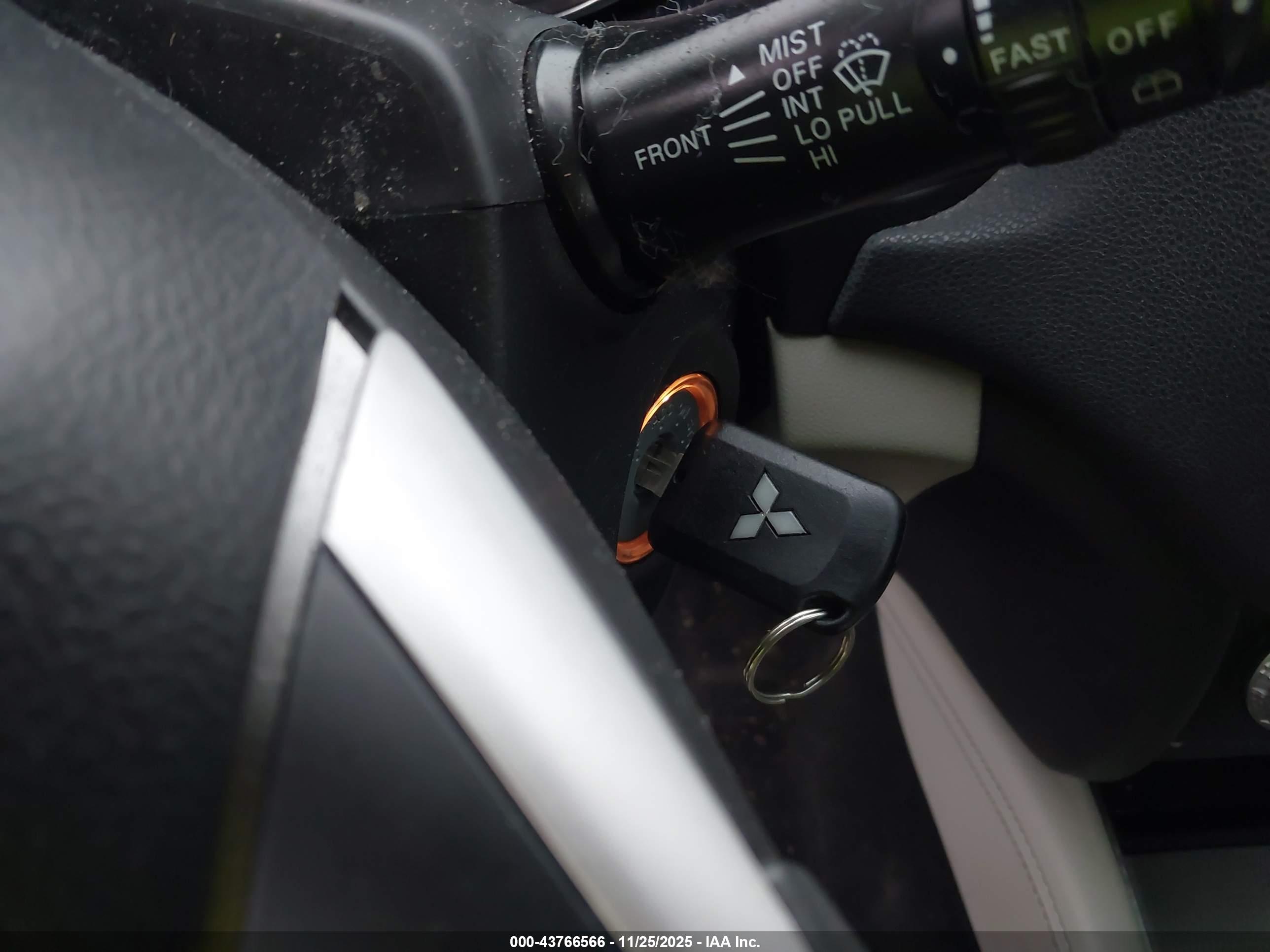 MITSUBISHI OUTLANDER image 11