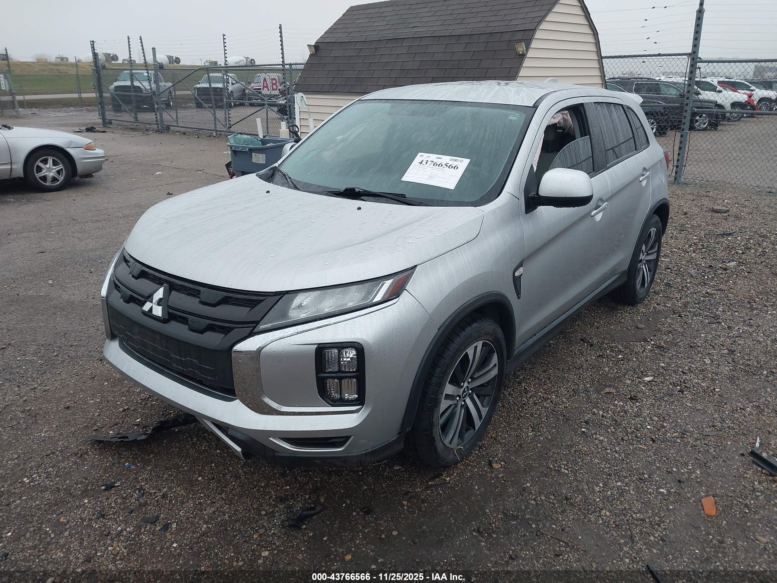 MITSUBISHI OUTLANDER image 2