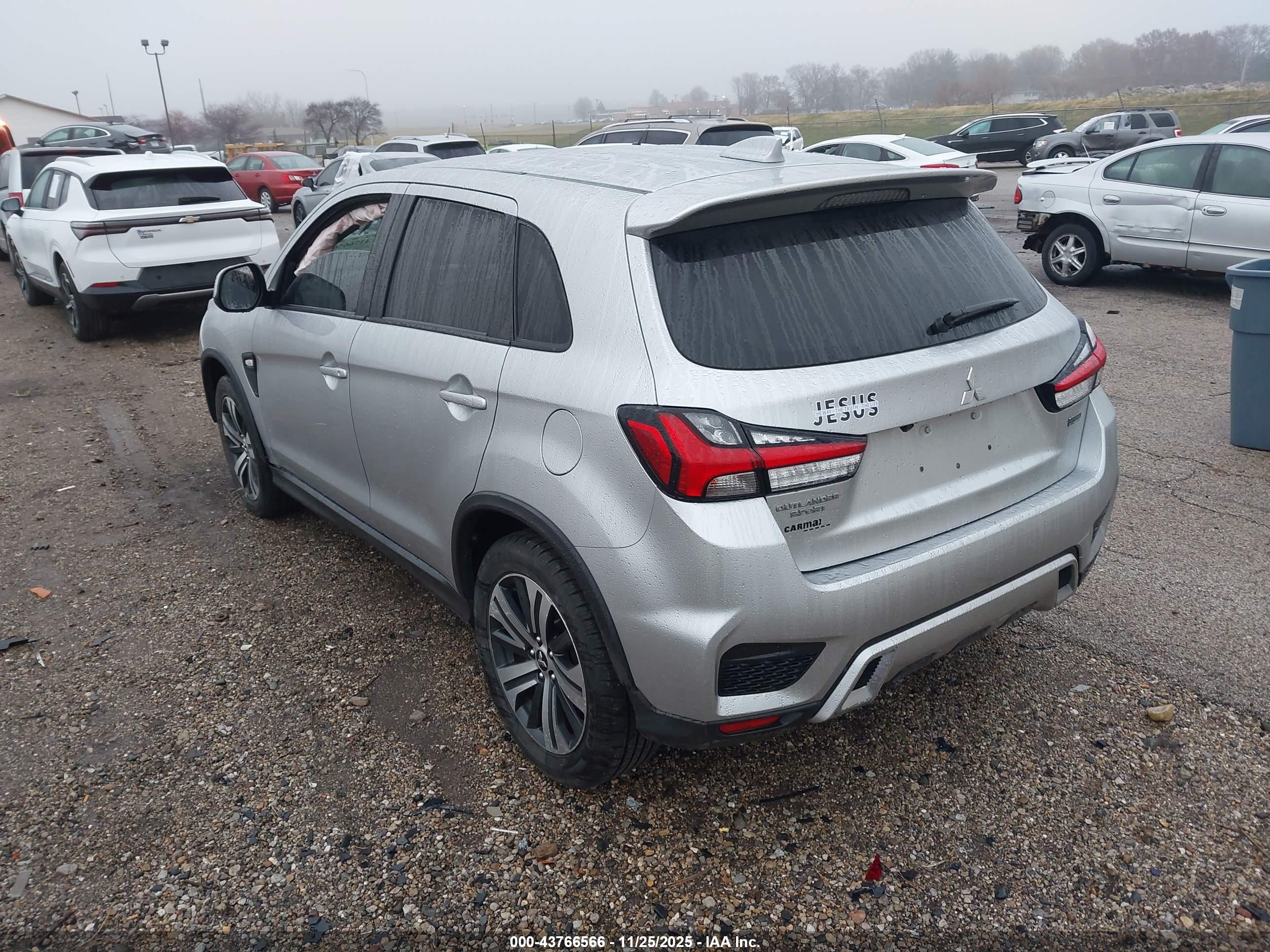 MITSUBISHI OUTLANDER image 3