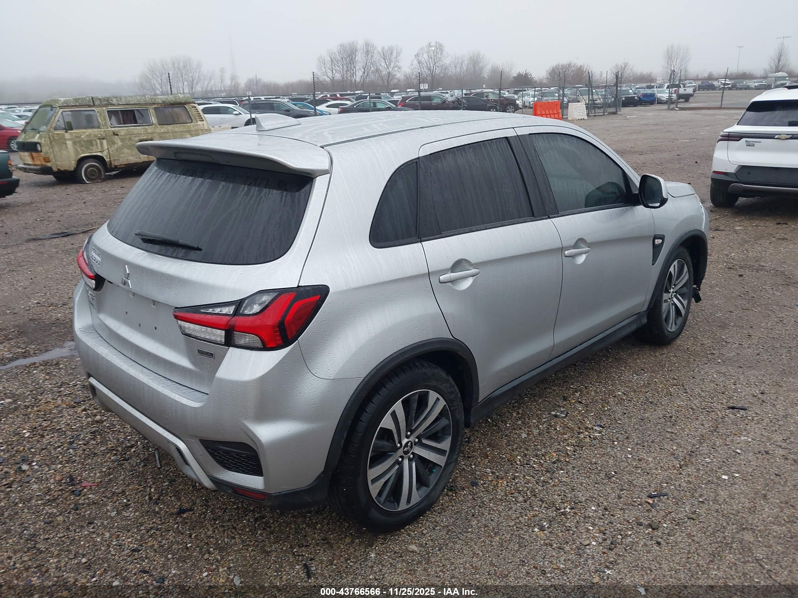MITSUBISHI OUTLANDER image 4