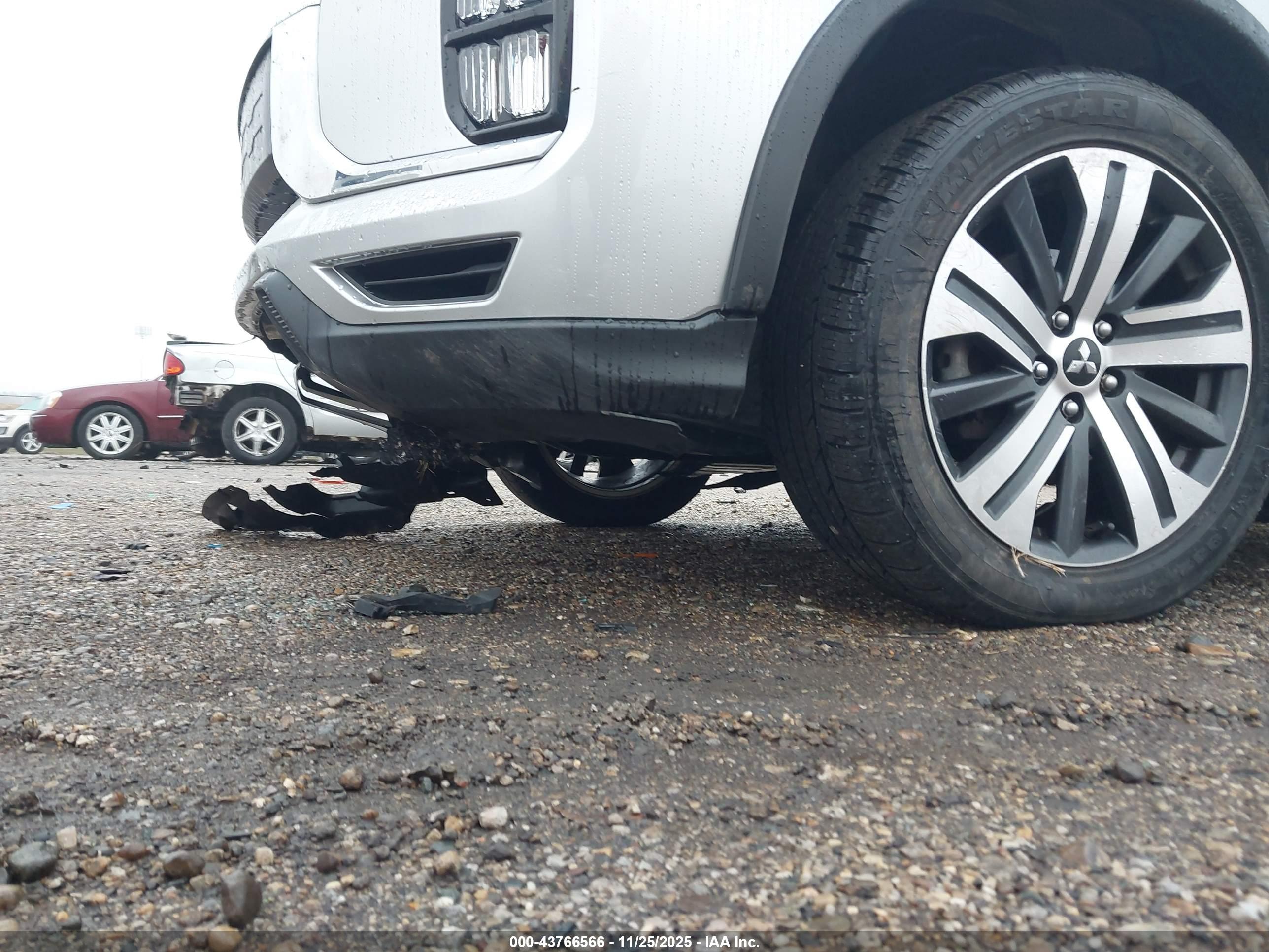 MITSUBISHI OUTLANDER image 6
