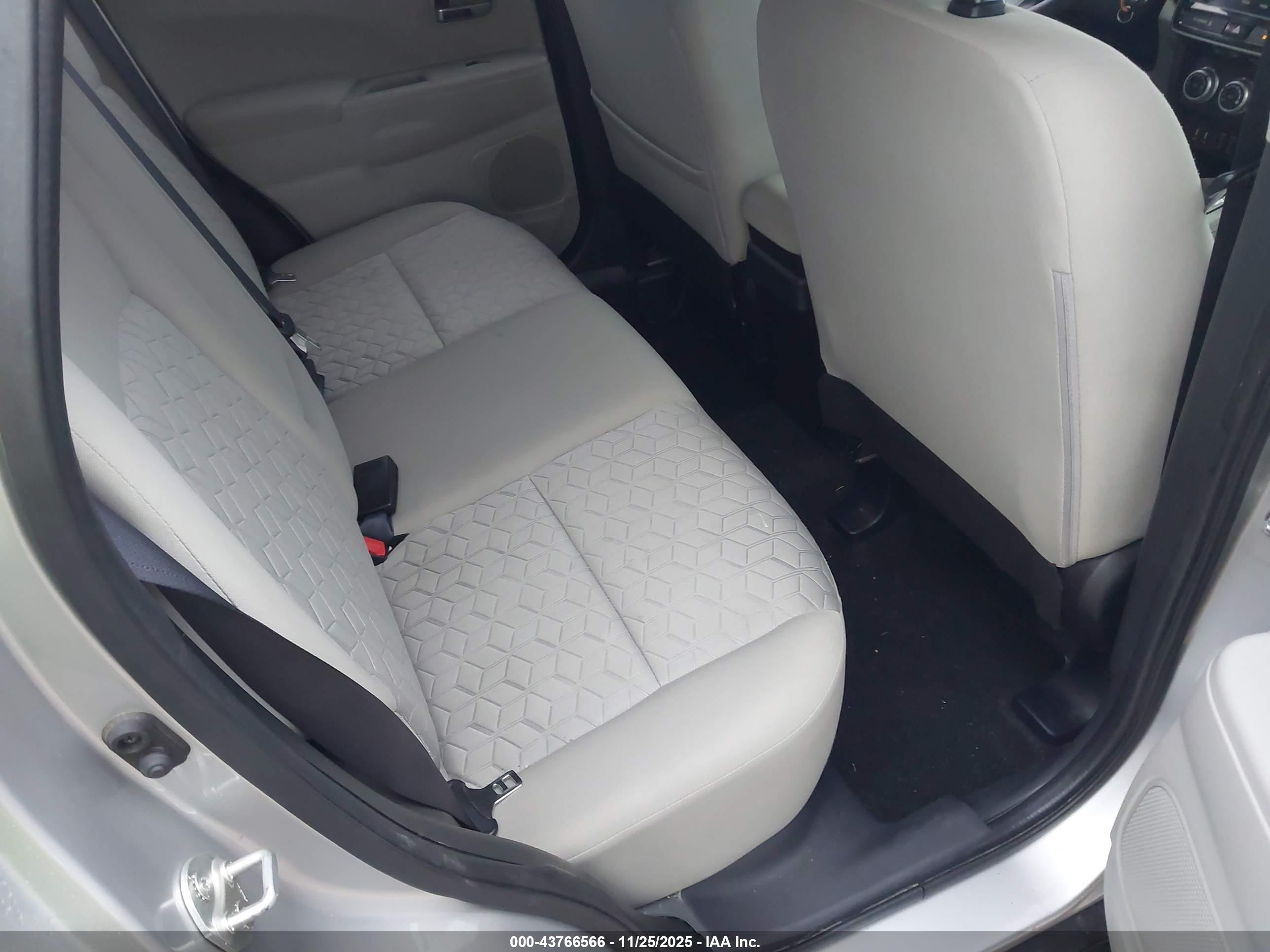 MITSUBISHI OUTLANDER image 8