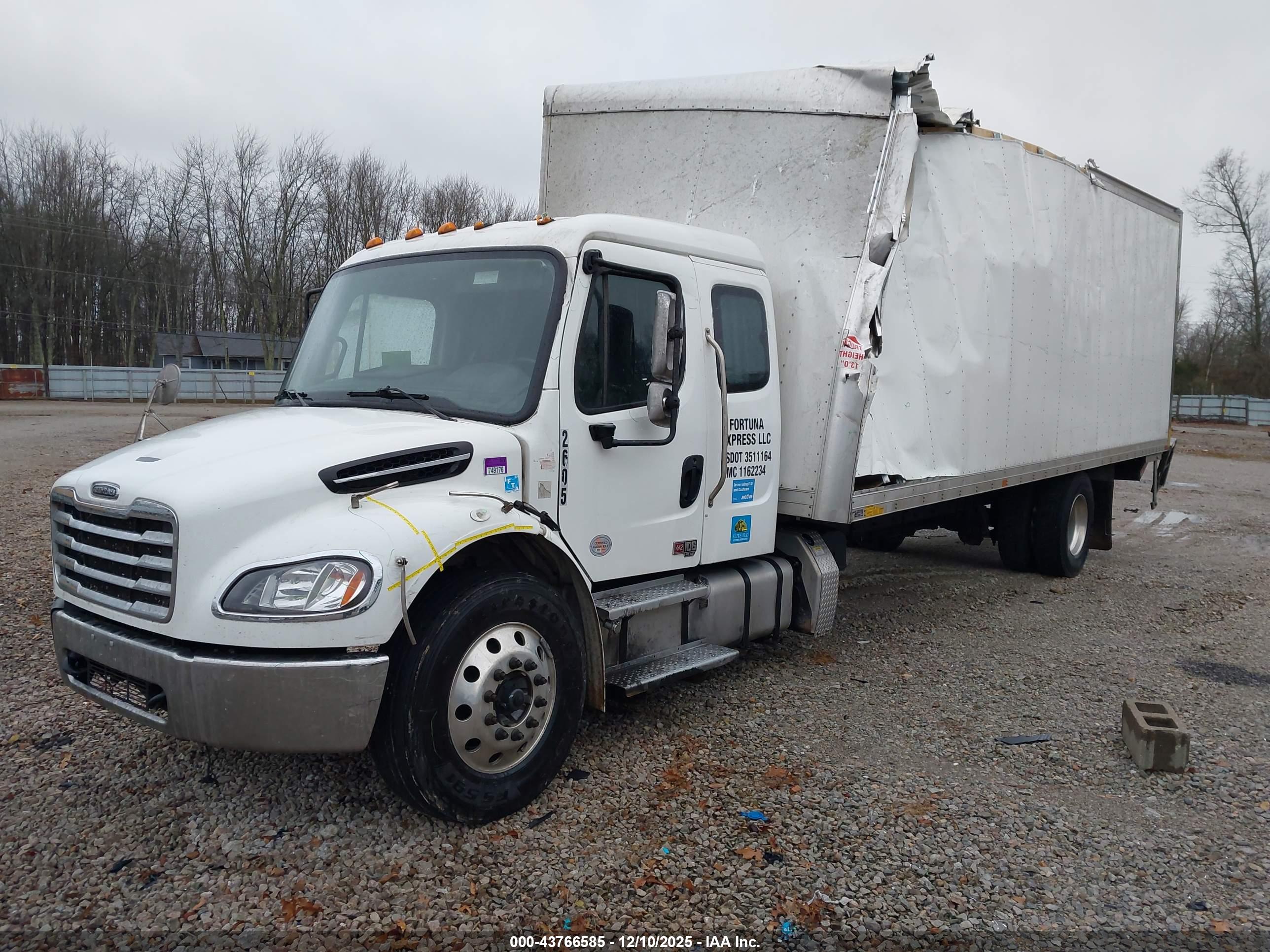 FREIGHTLINER M2 image 2