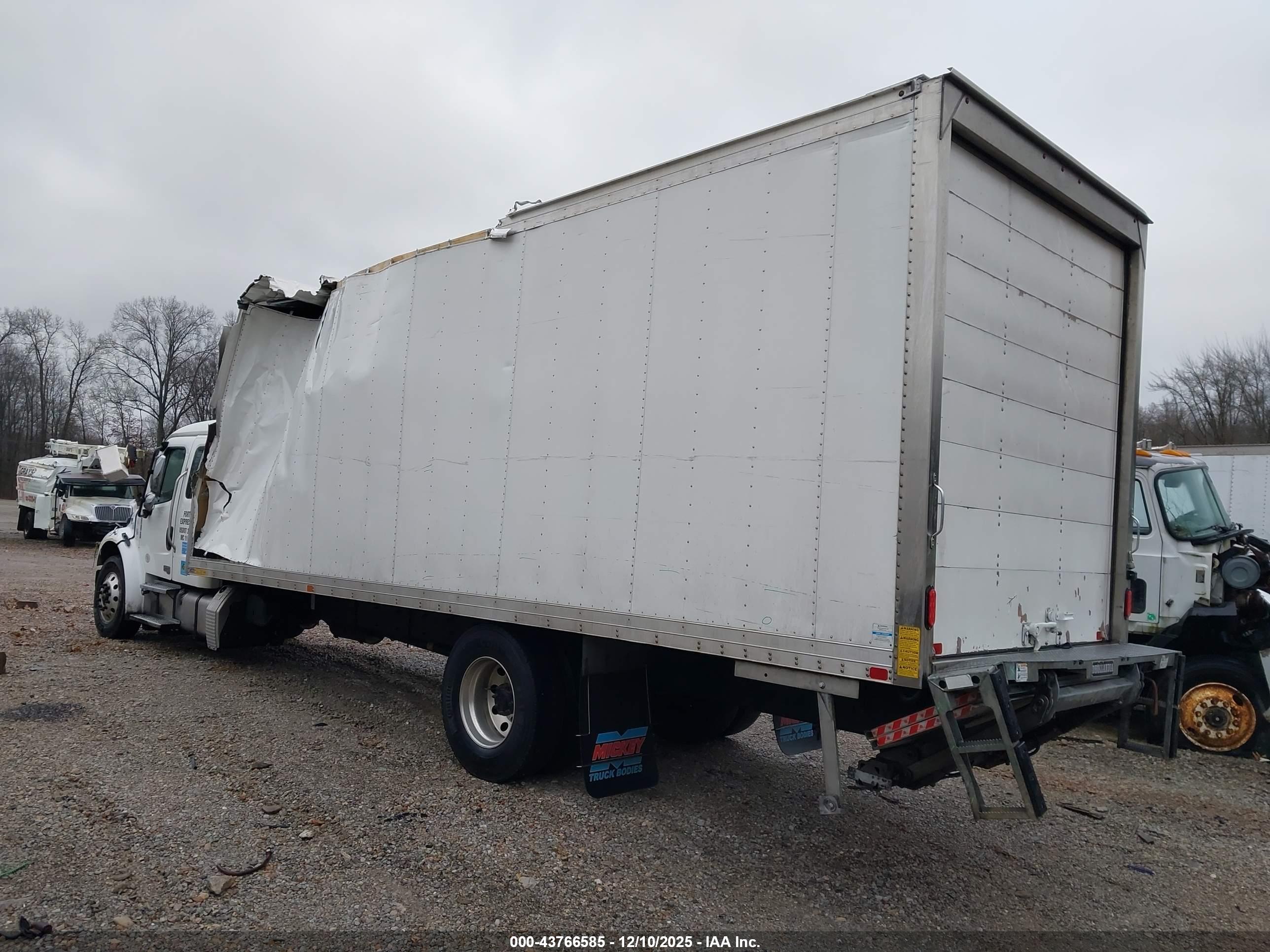 FREIGHTLINER M2 image 3