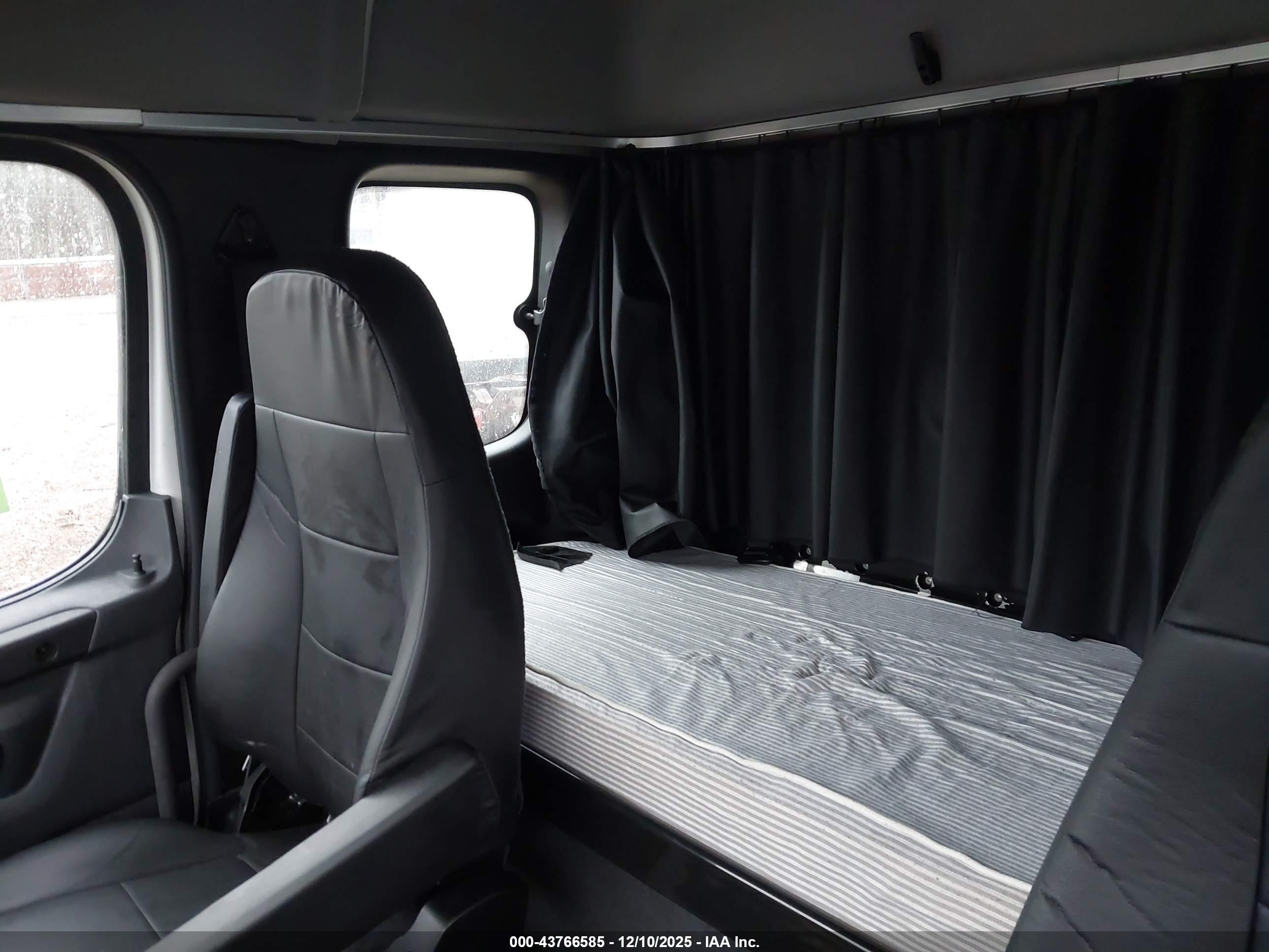 FREIGHTLINER M2 image 7