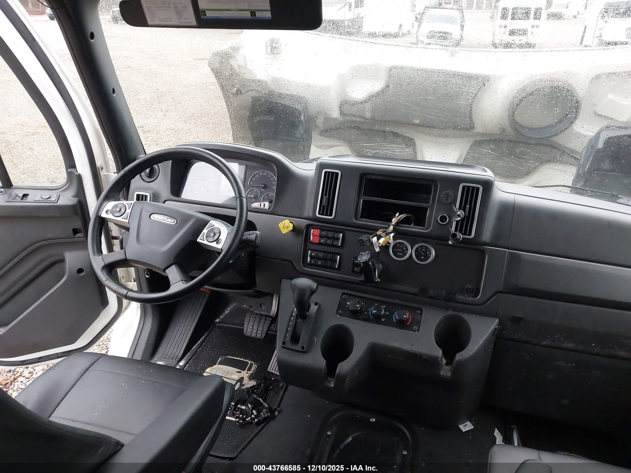 FREIGHTLINER M2 image 8