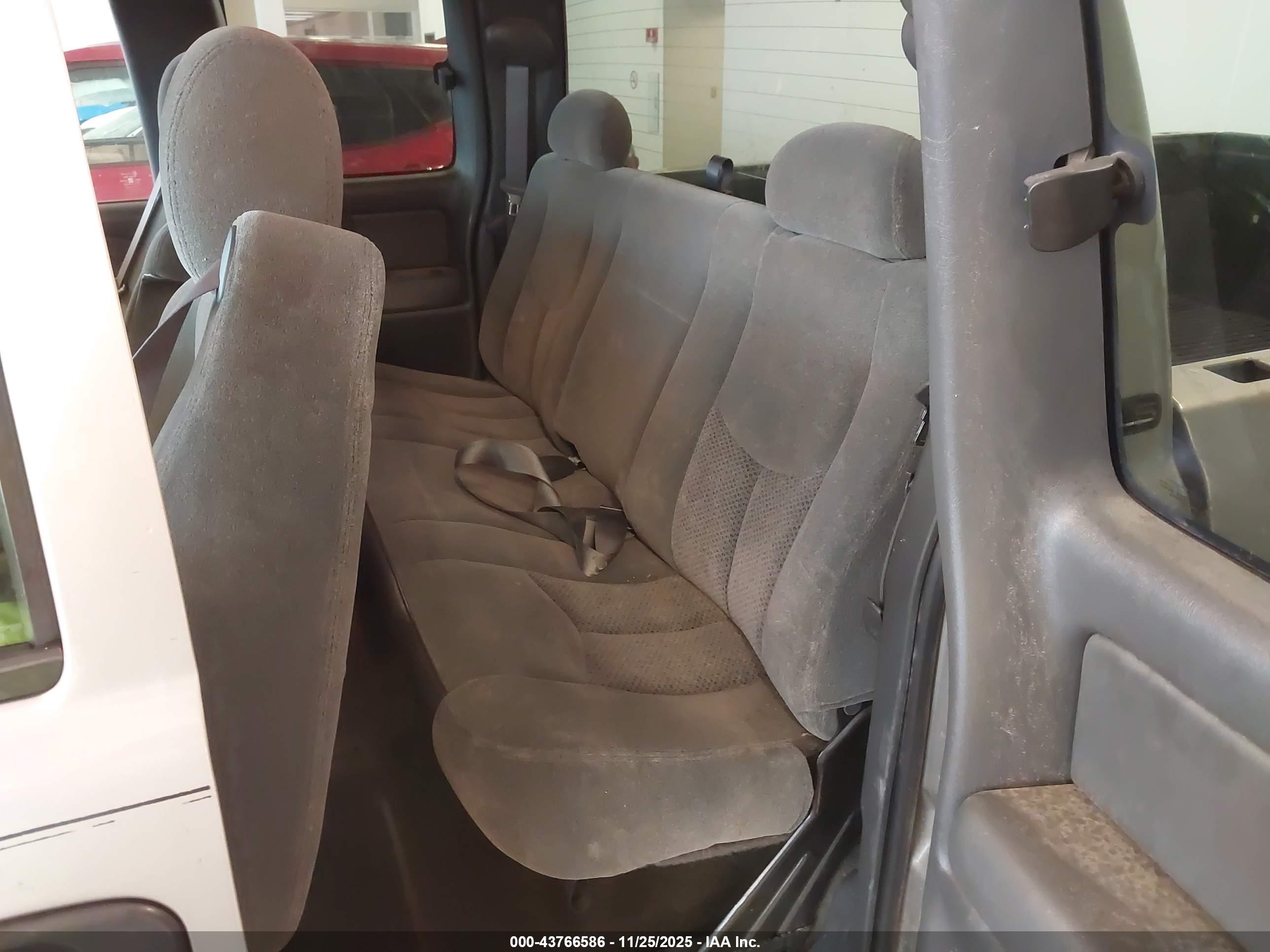 CHEVROLET SILVERADO image 8