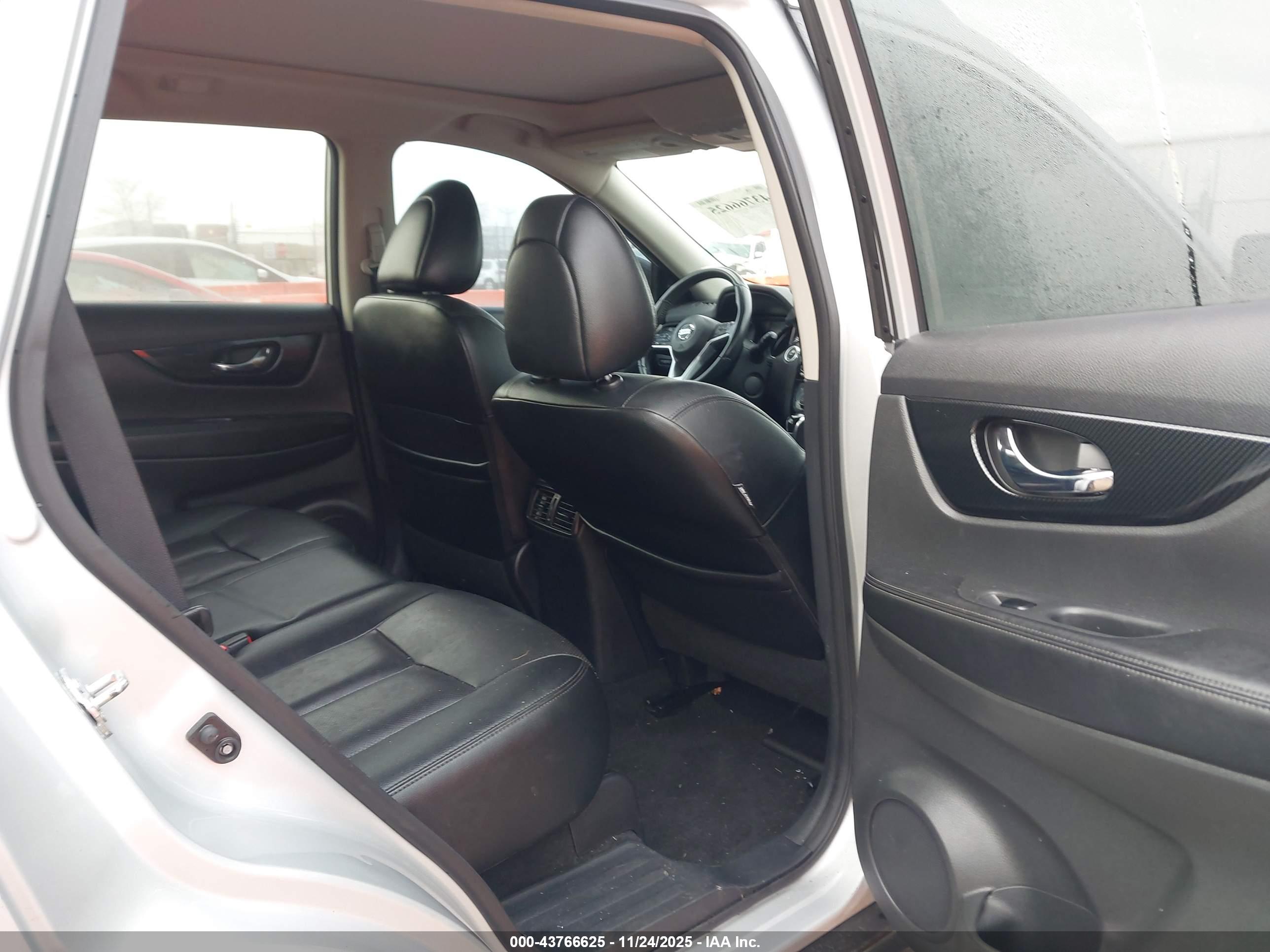 NISSAN ROGUE image 8