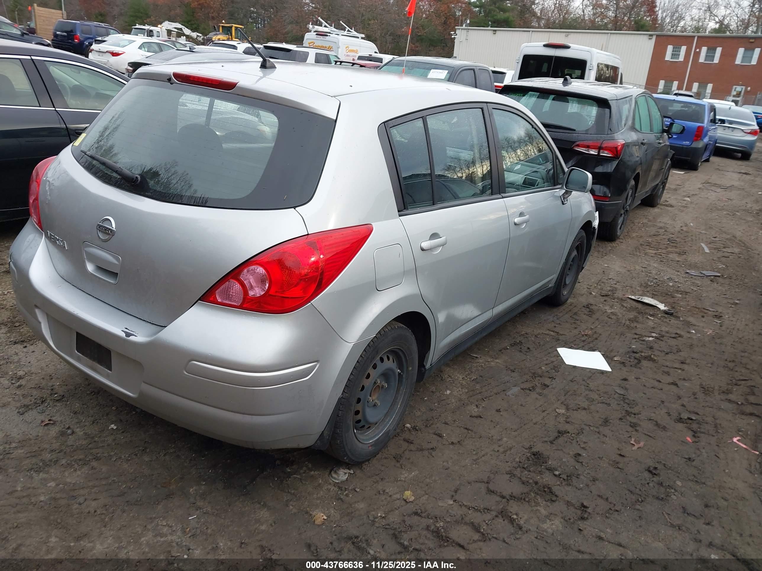 NISSAN VERSA image 4