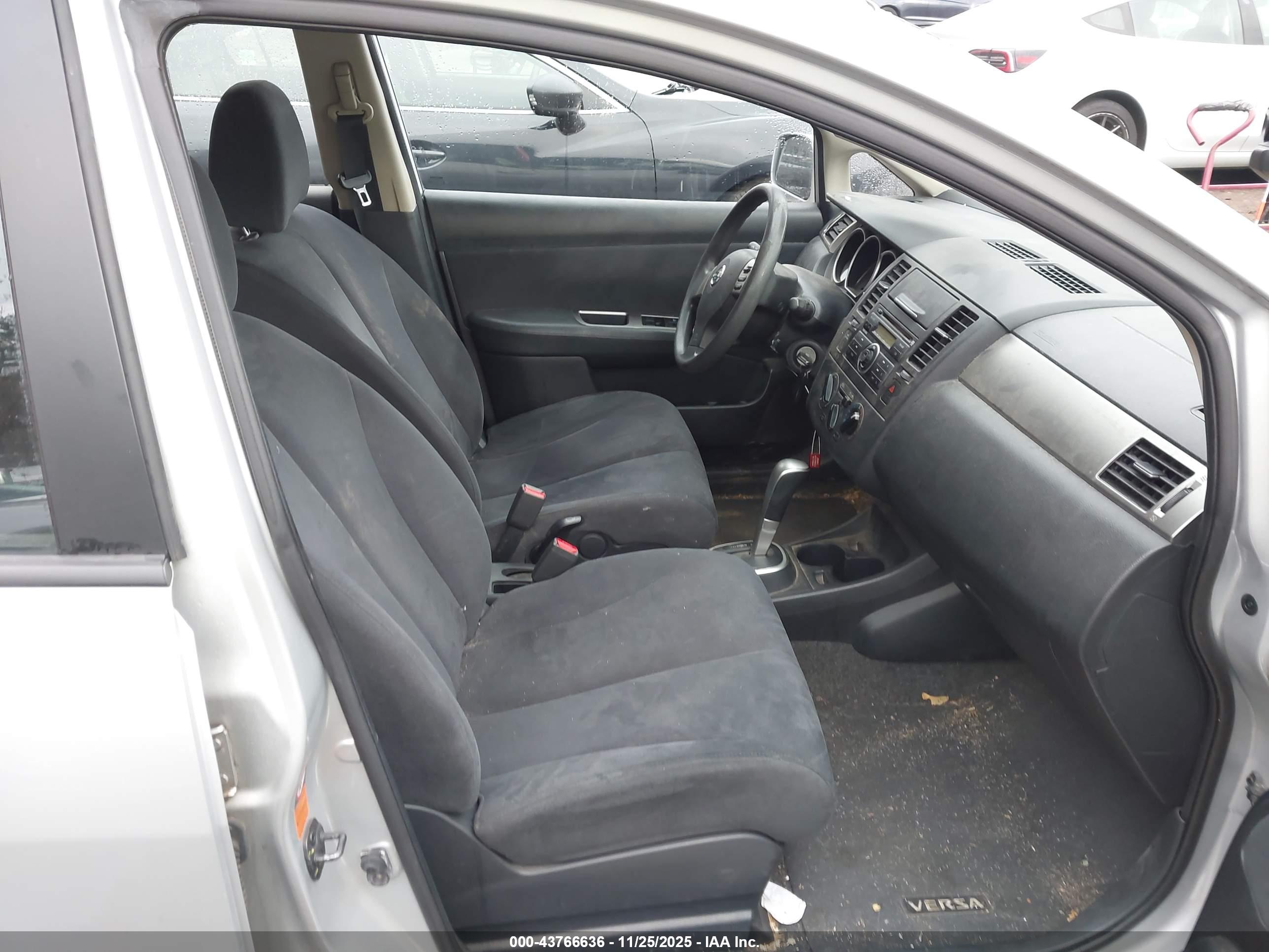 NISSAN VERSA image 5