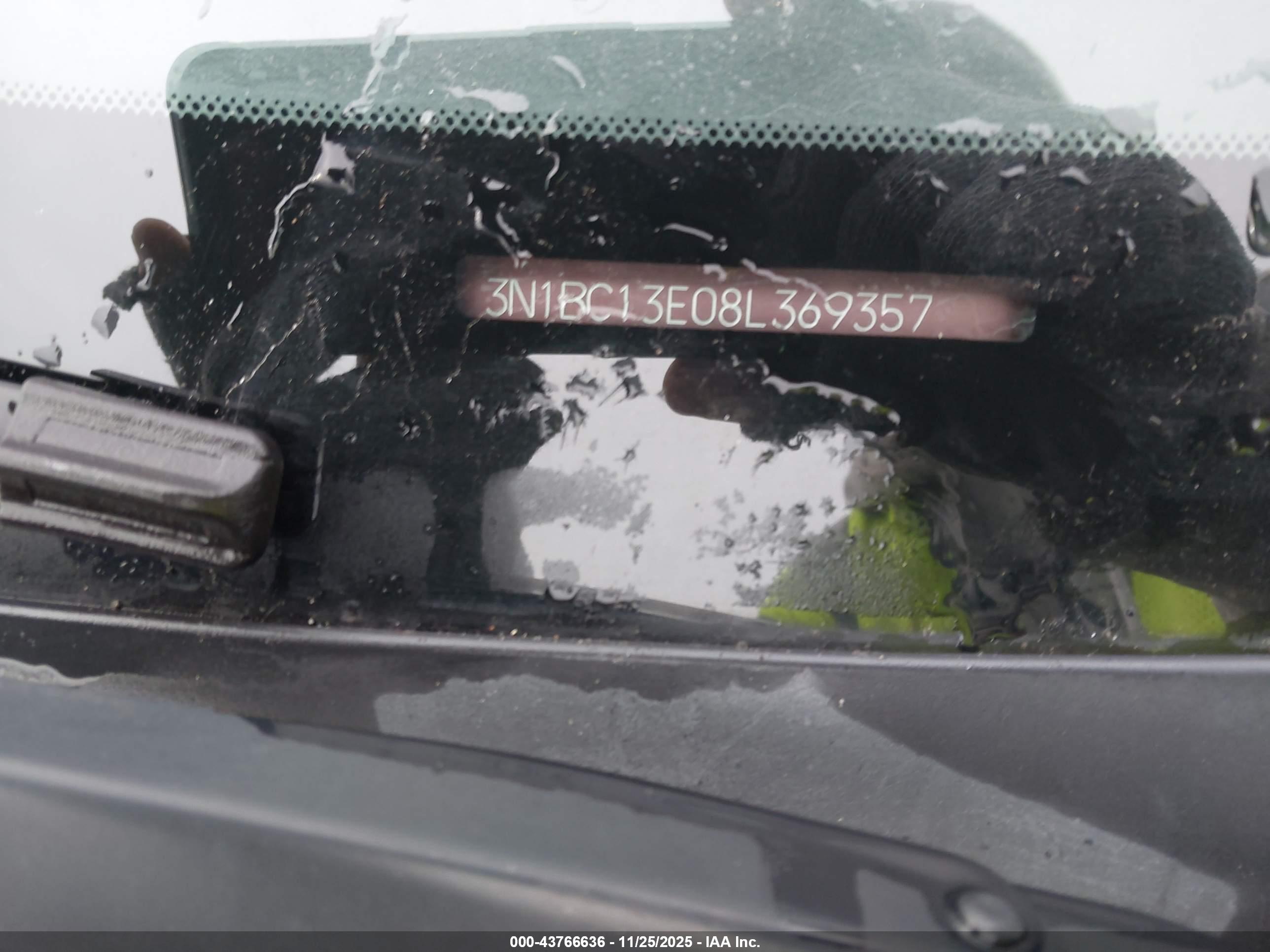 NISSAN VERSA image 9