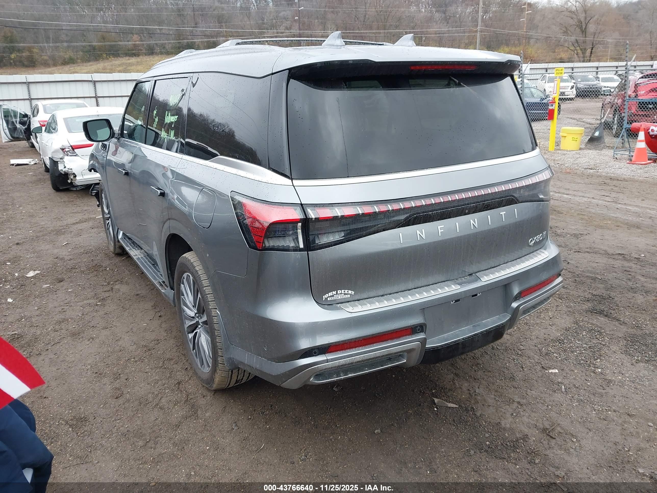 INFINITI QX80 image 3