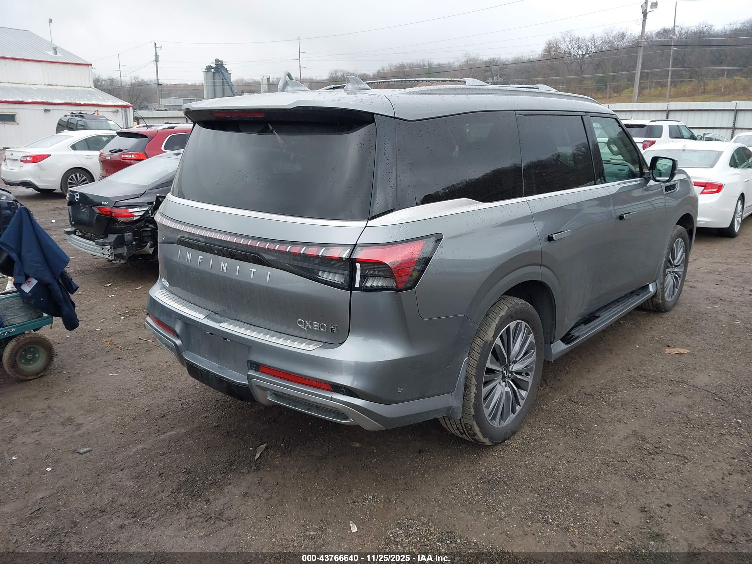 INFINITI QX80 image 4