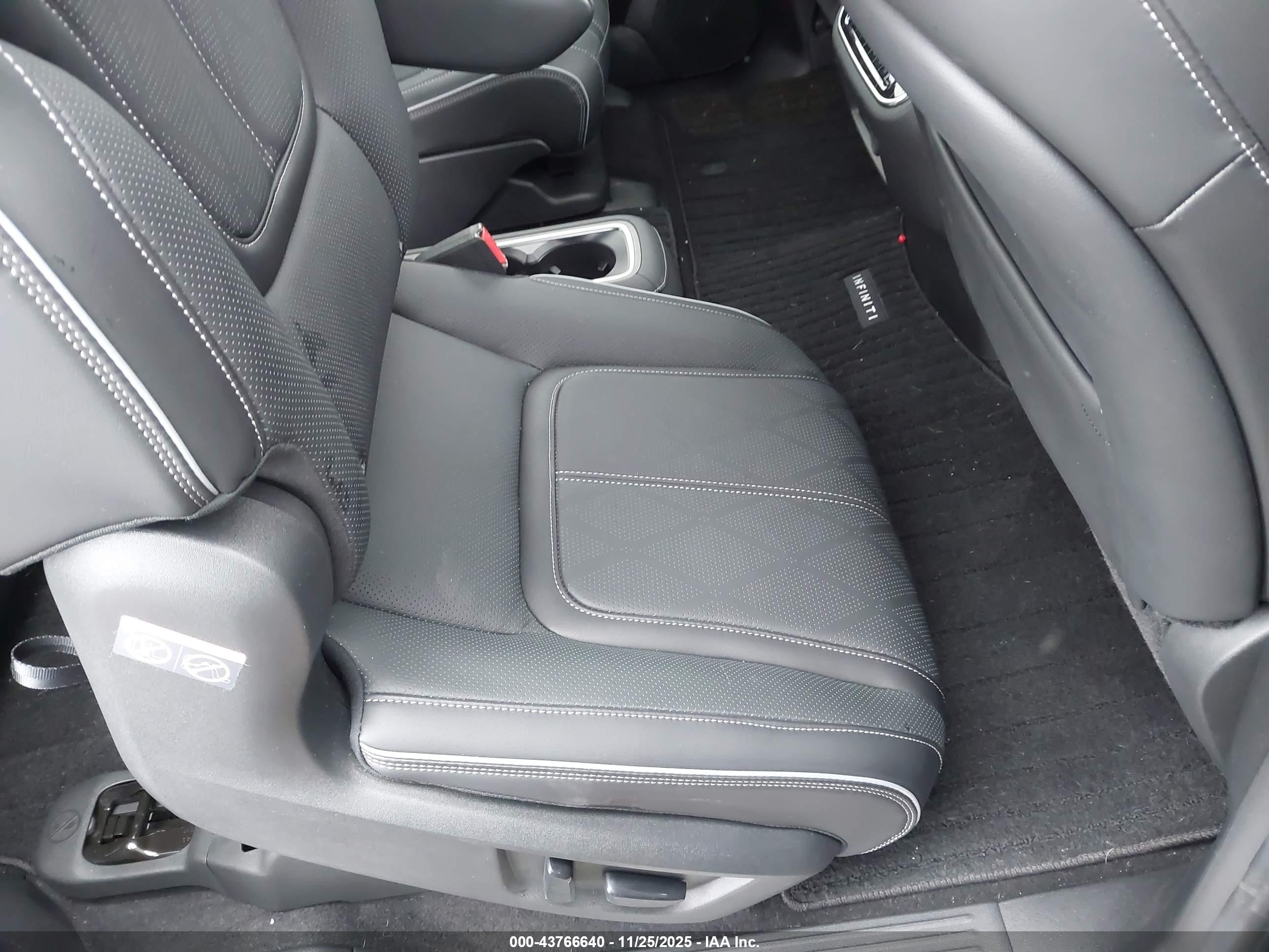 INFINITI QX80 image 8