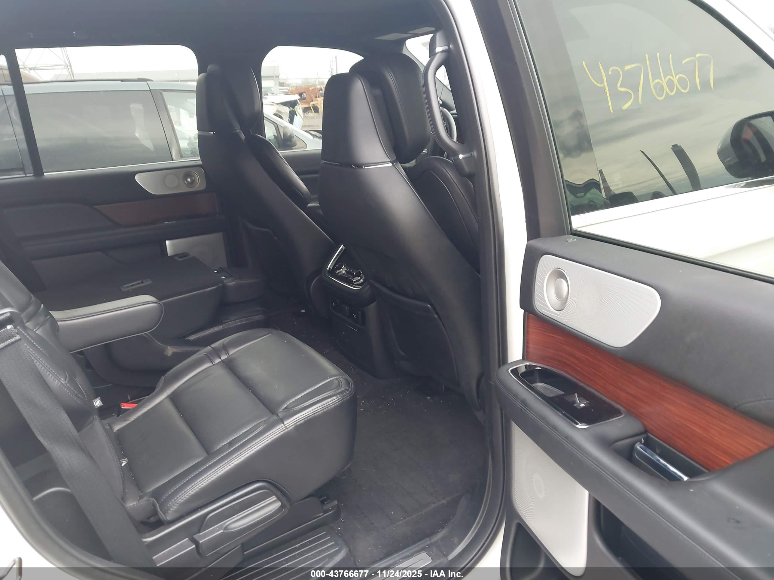 LINCOLN NAVIGATOR image 8