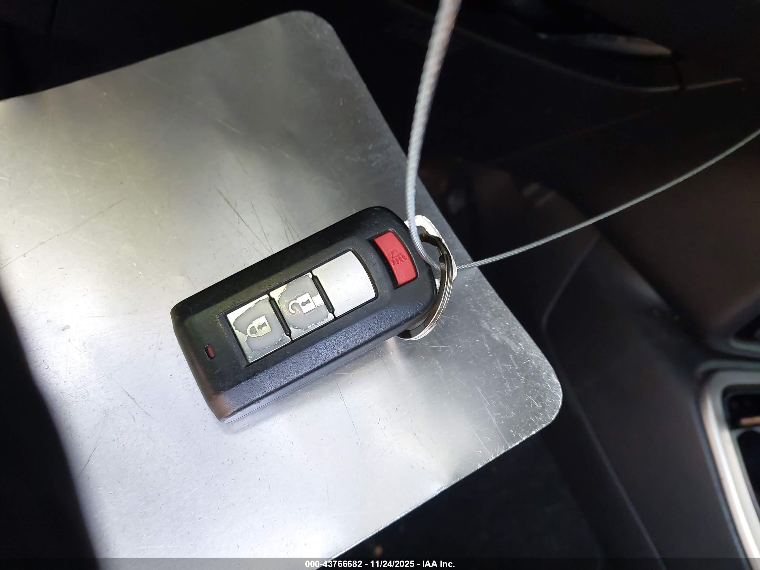 MITSUBISHI OUTLANDER image 11