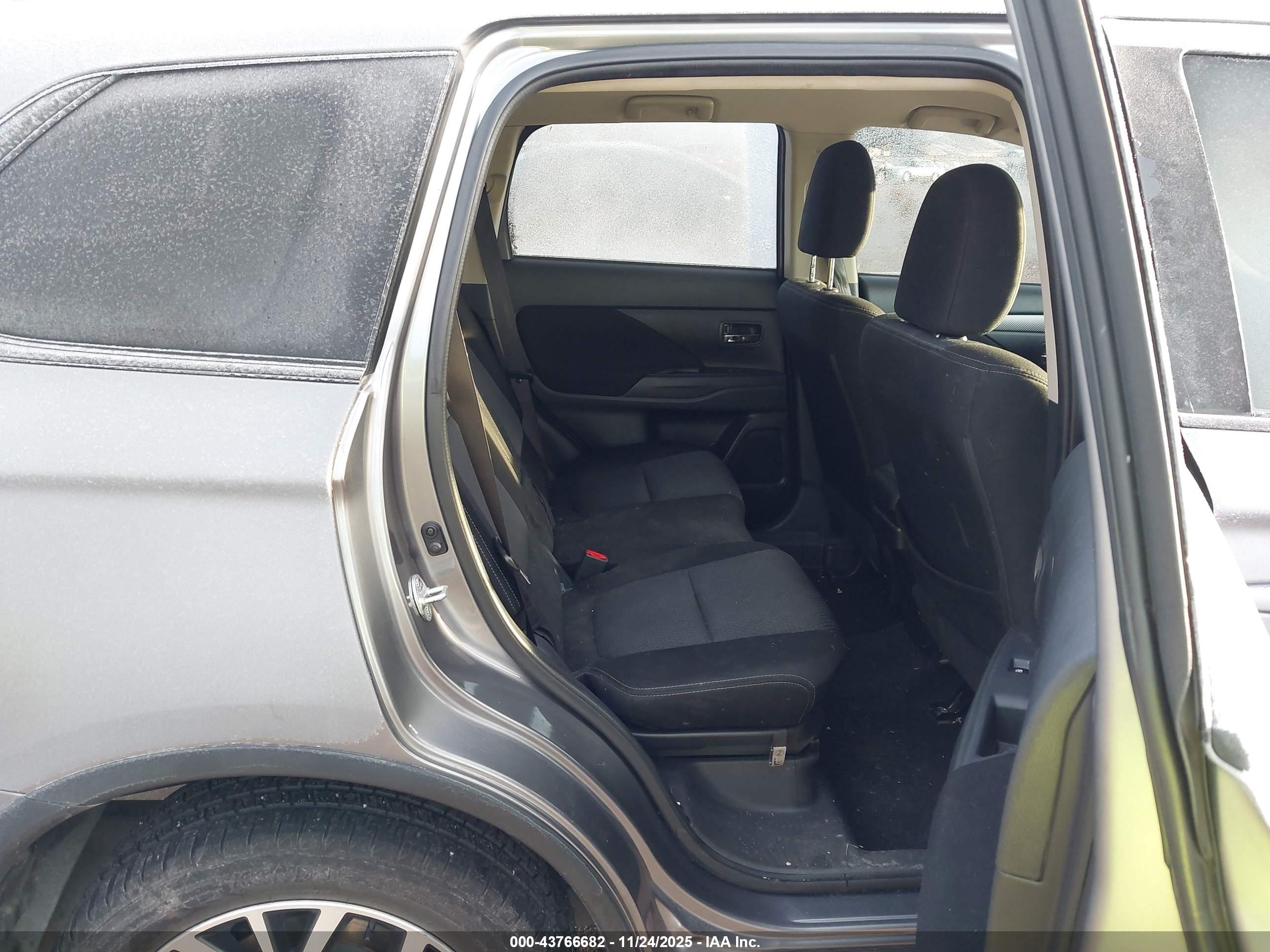 MITSUBISHI OUTLANDER image 8