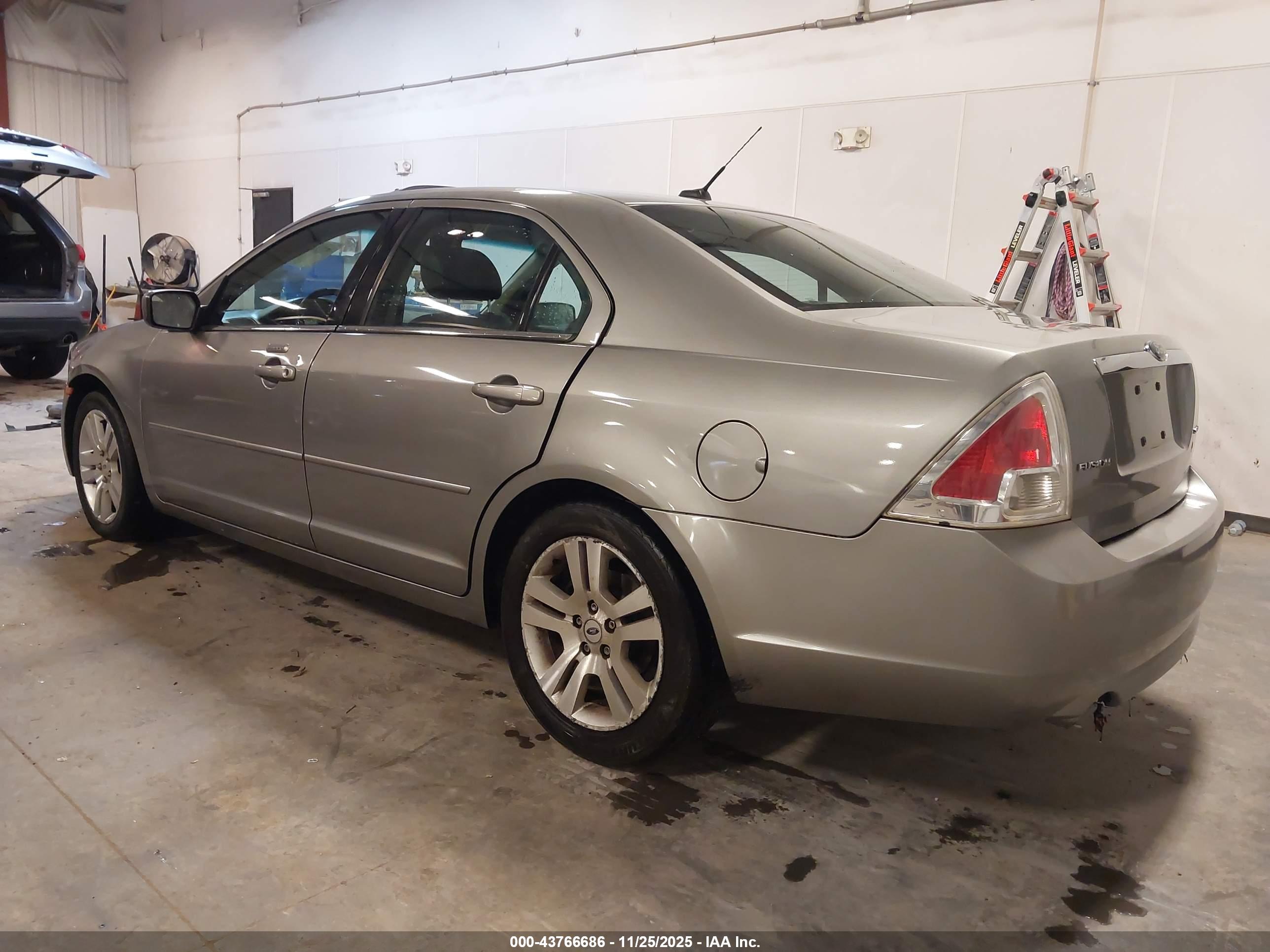 FORD FUSION image 3