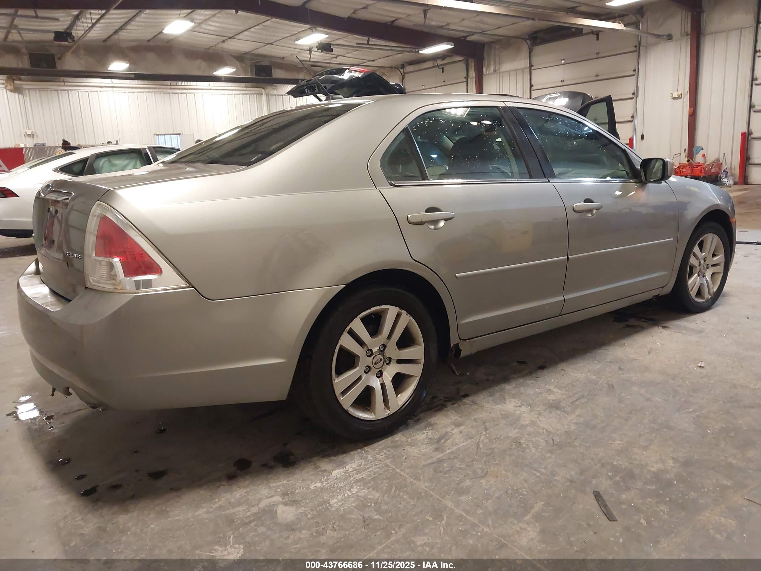 FORD FUSION image 4