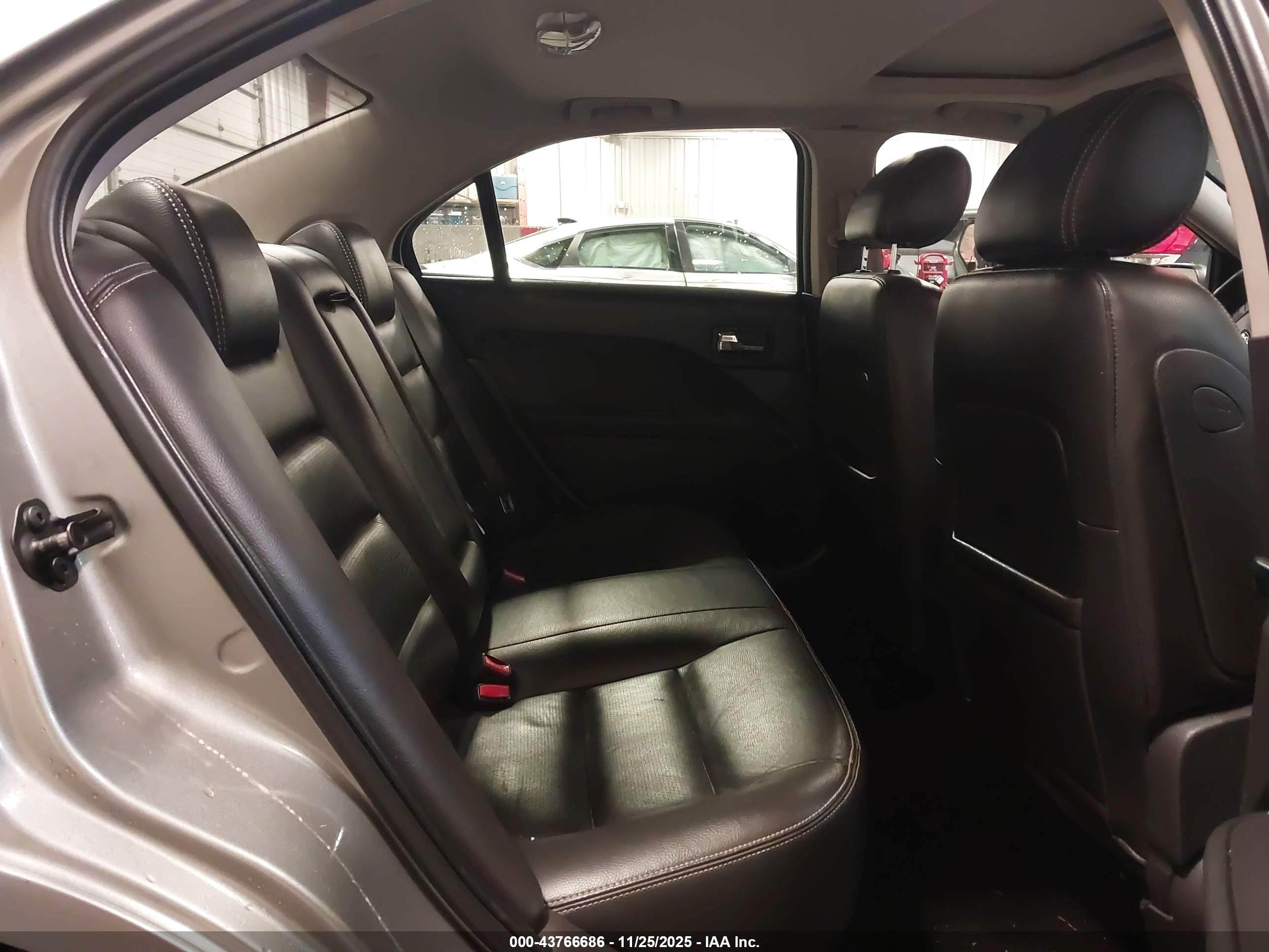 FORD FUSION image 8