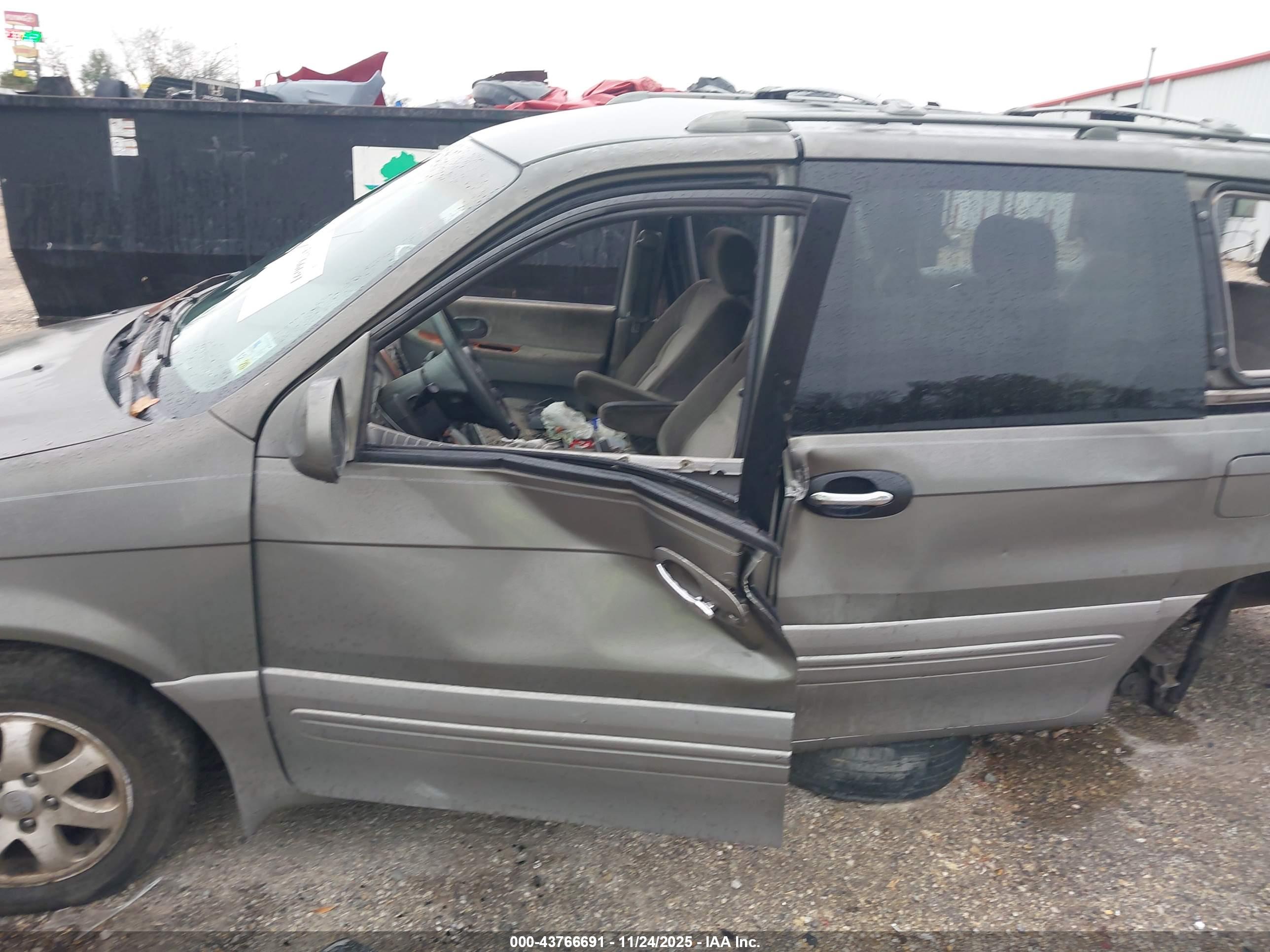 KIA SEDONA image 6