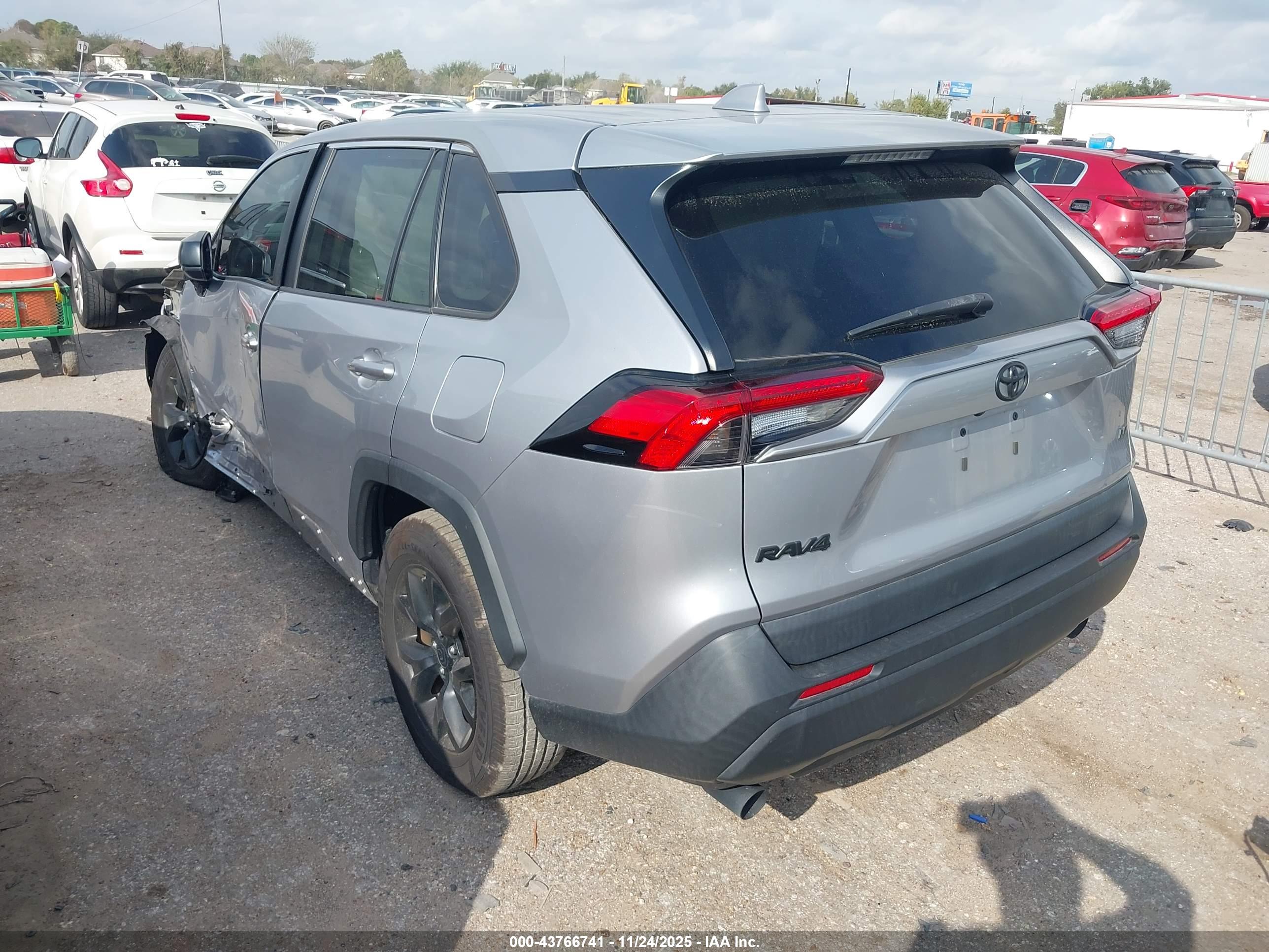TOYOTA RAV4 image 3