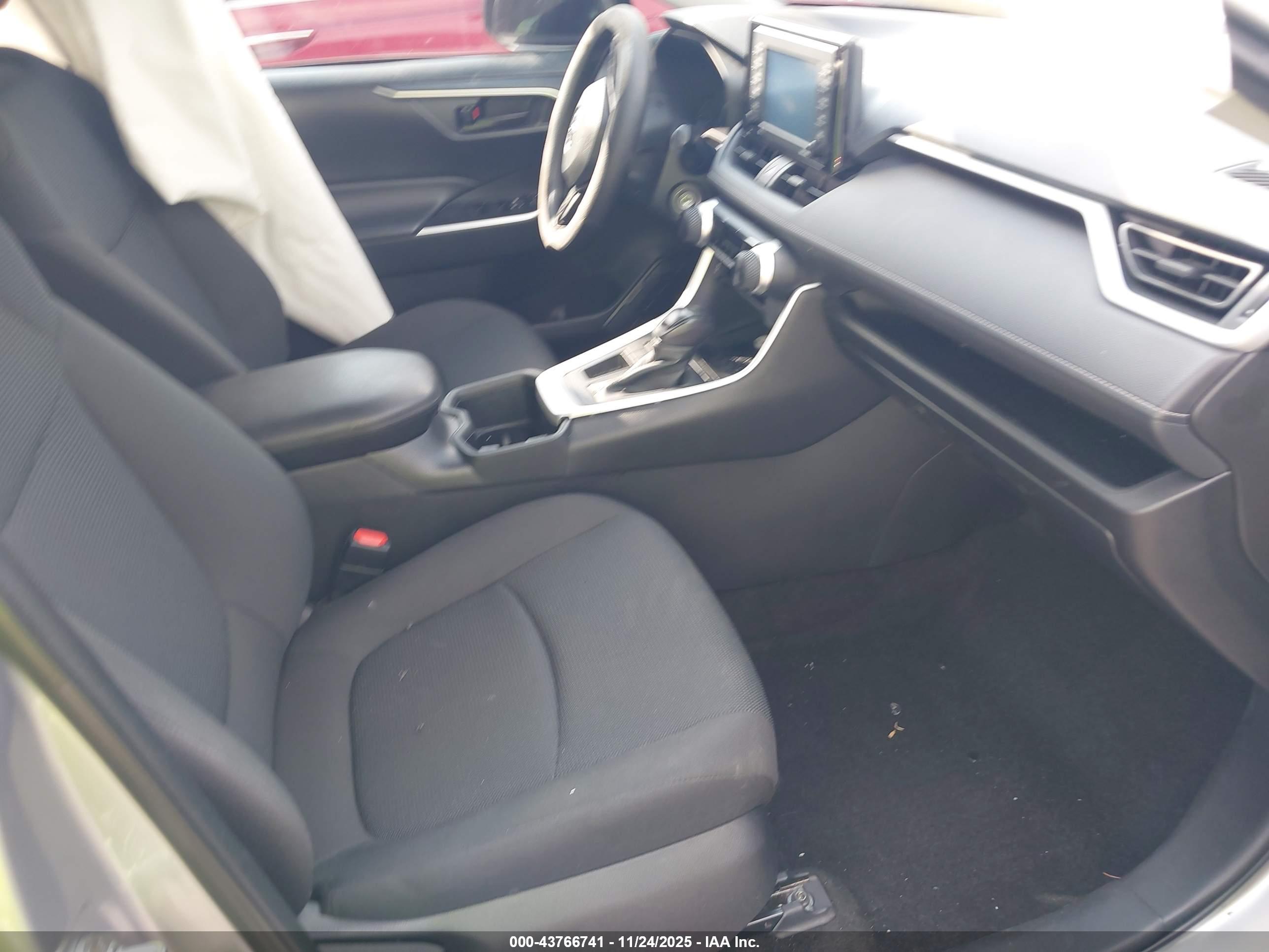 TOYOTA RAV4 image 5