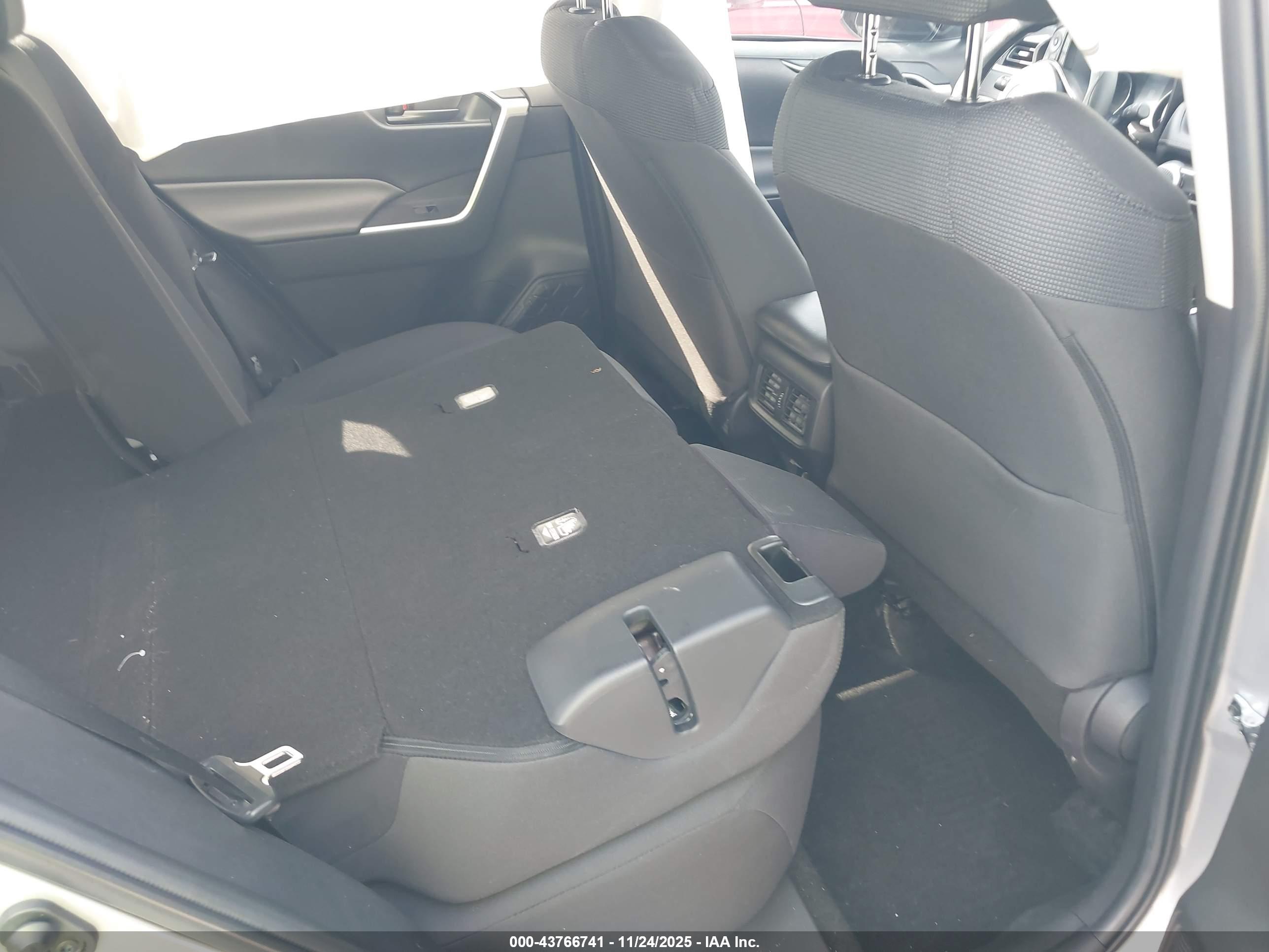 TOYOTA RAV4 image 8