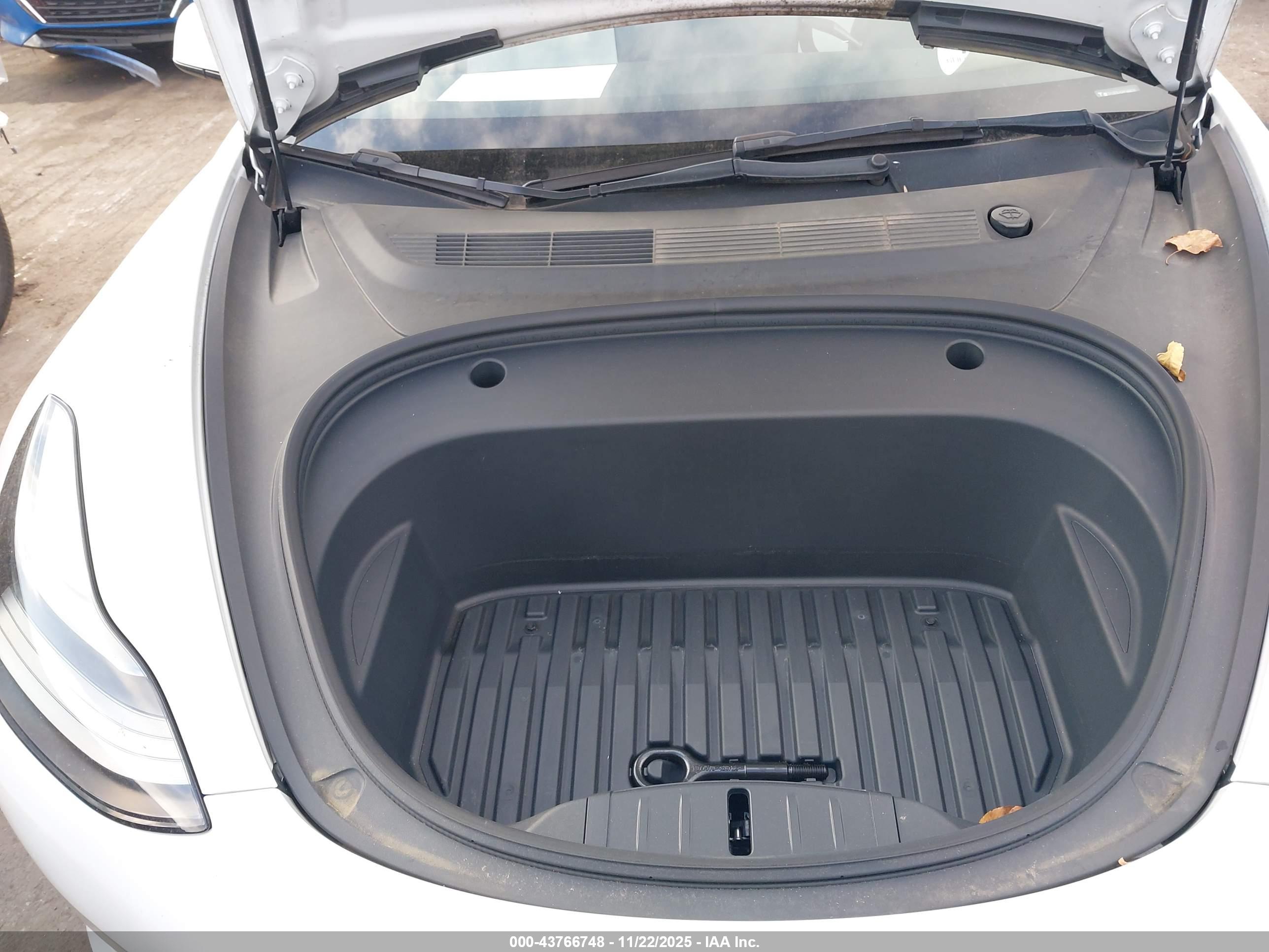 TESLA MODEL image 10