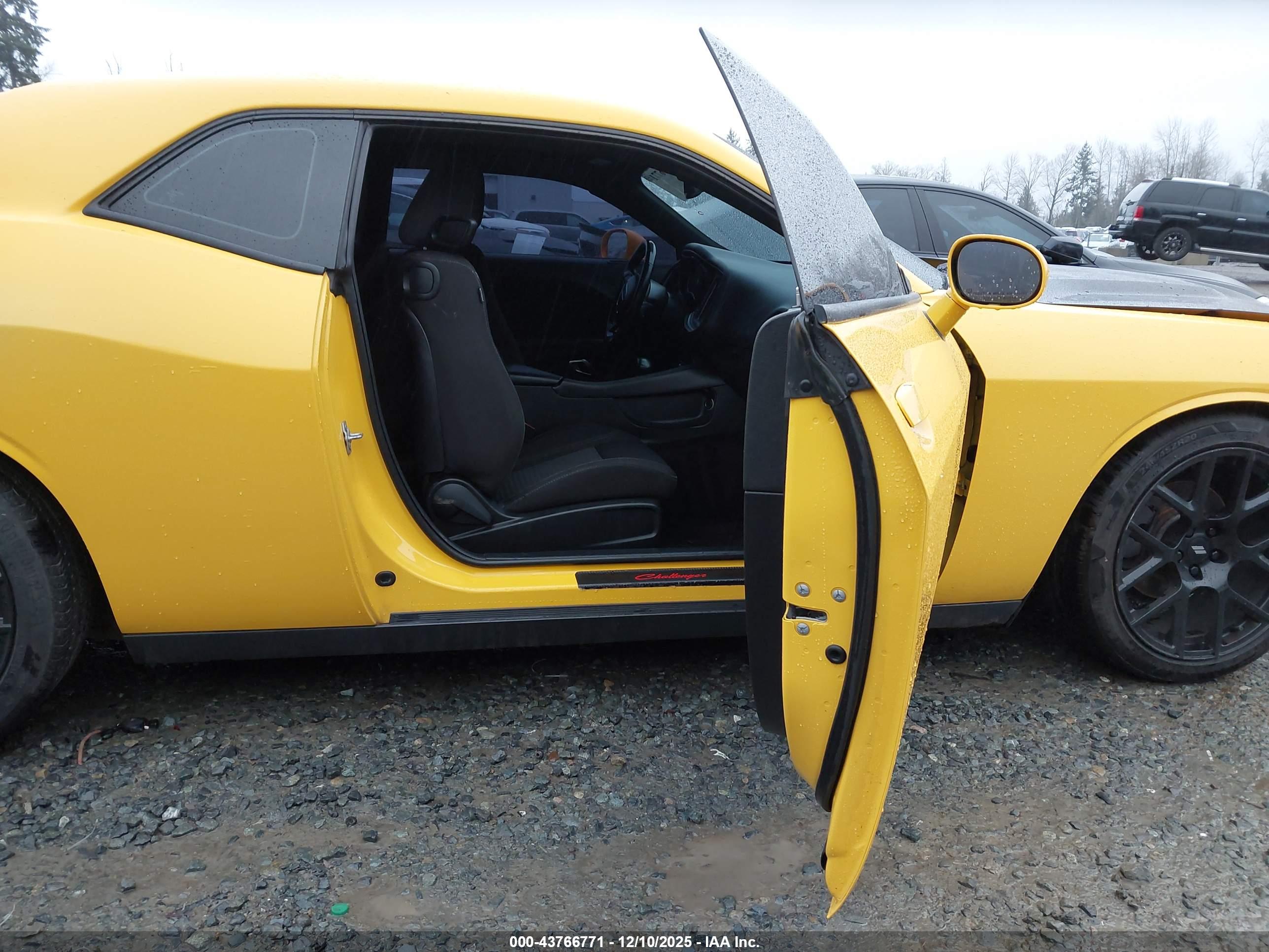 DODGE CHALLENGER image 5