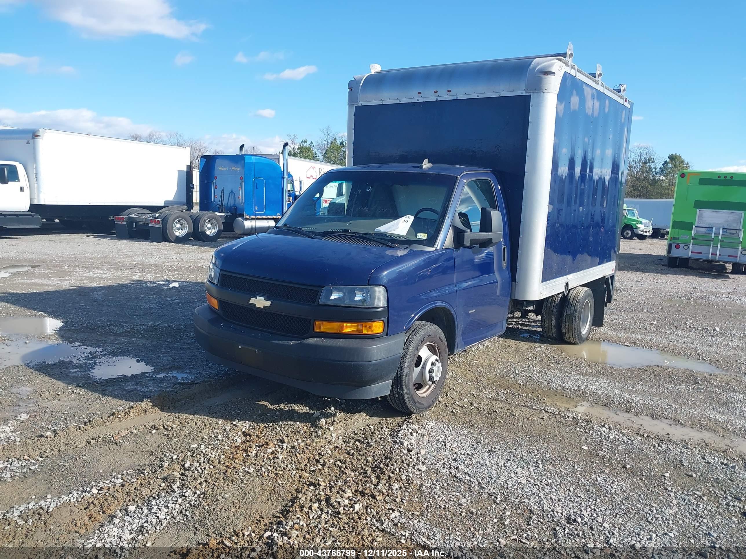 CHEVROLET EXPRESS image 2