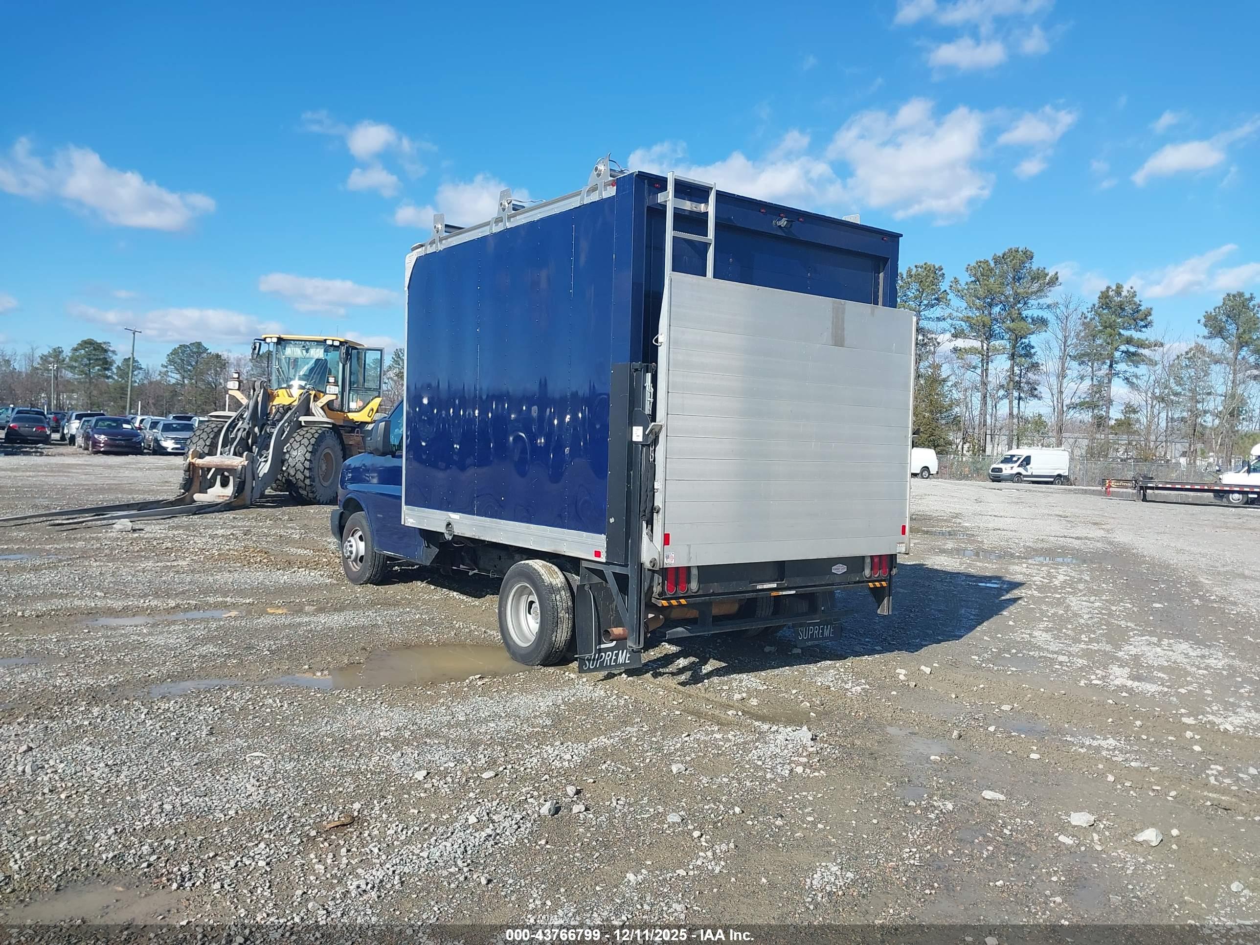 CHEVROLET EXPRESS image 3