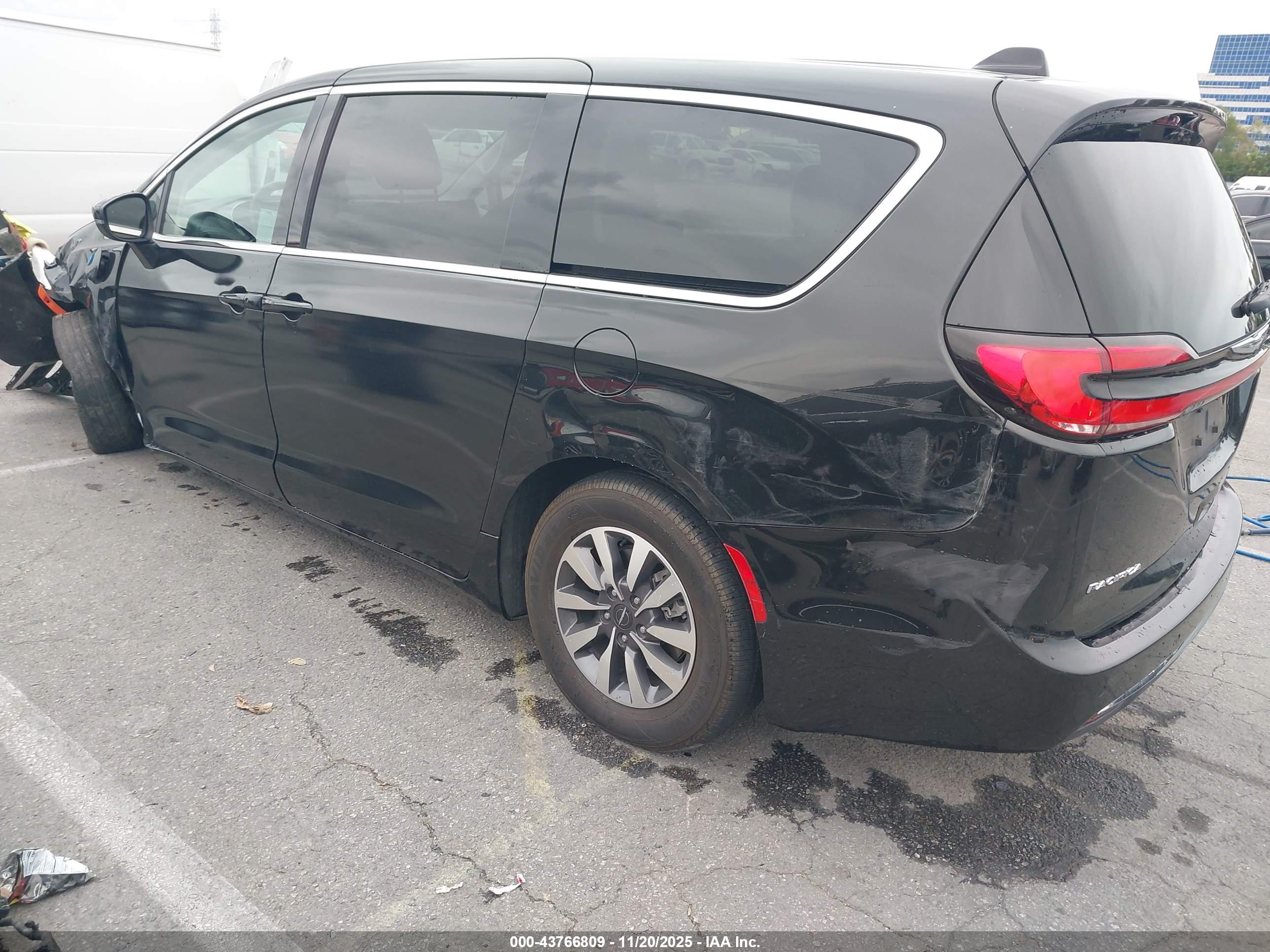 CHRYSLER PACIFICA image 3