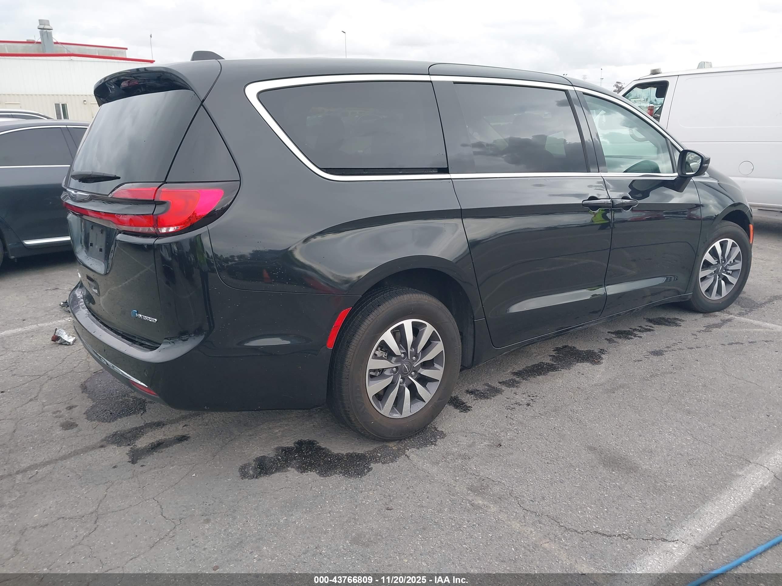 CHRYSLER PACIFICA image 4