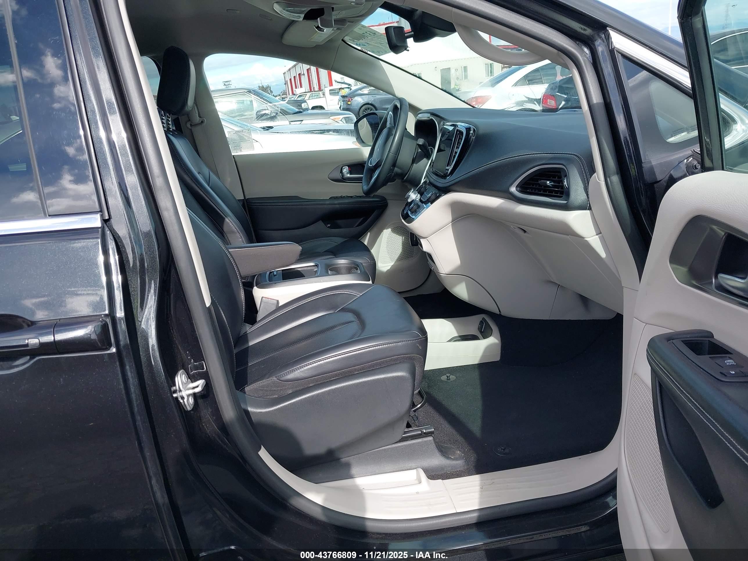 CHRYSLER PACIFICA image 5