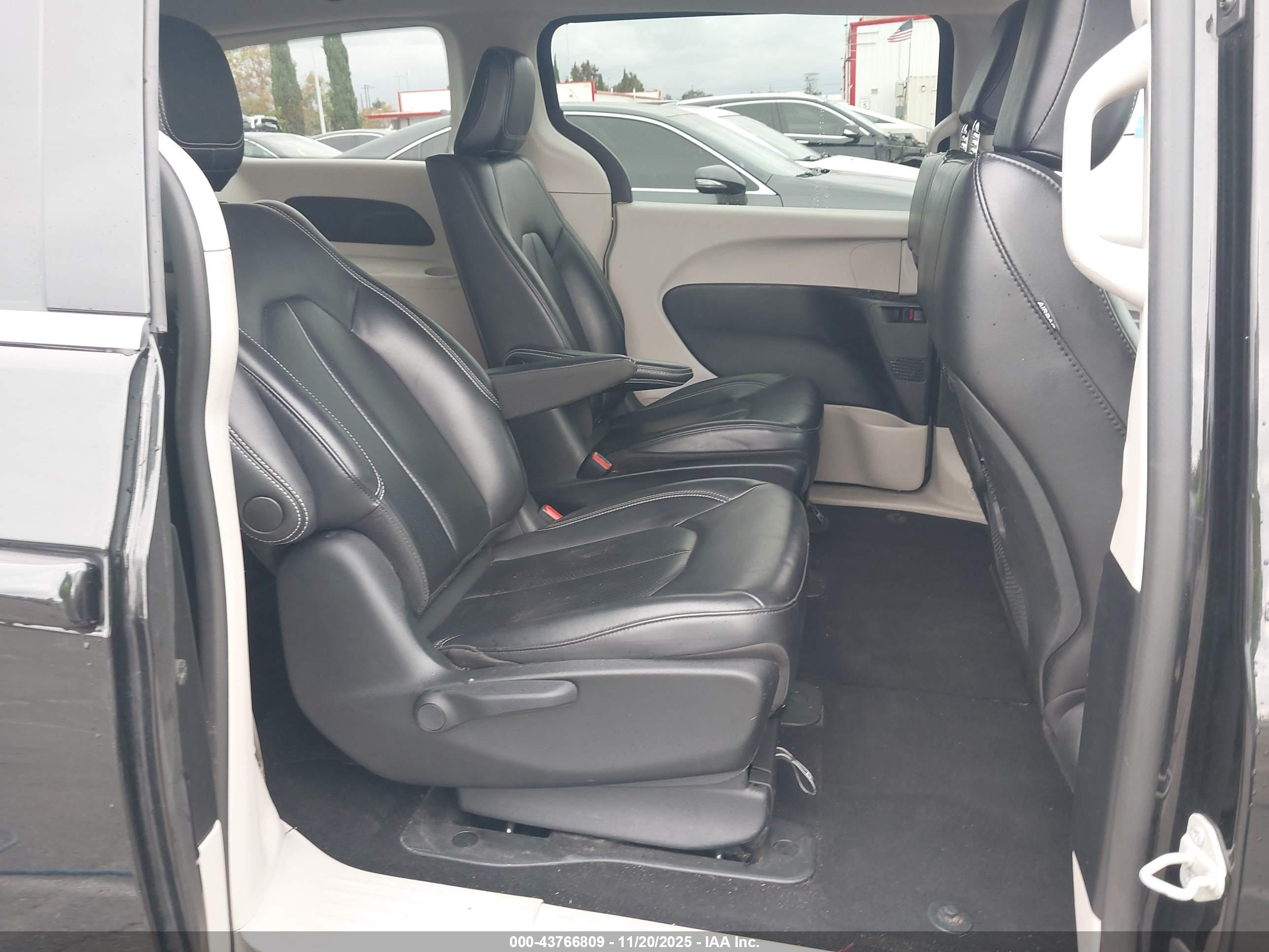CHRYSLER PACIFICA image 8