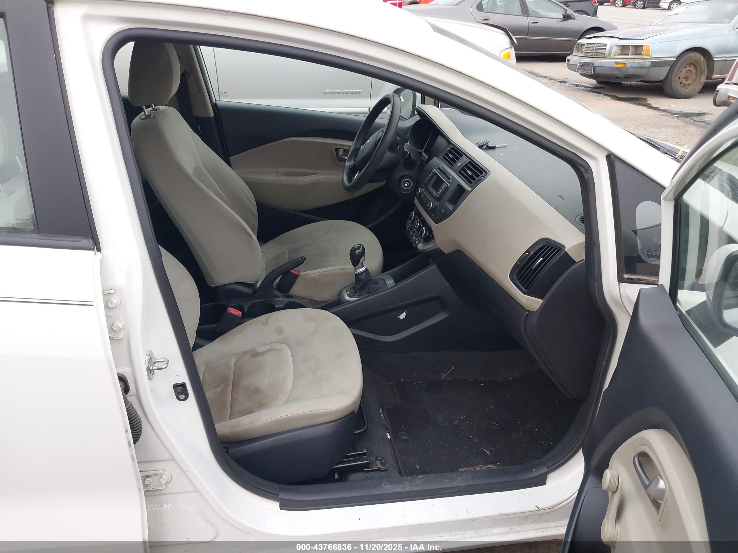 KIA RIO5 image 5