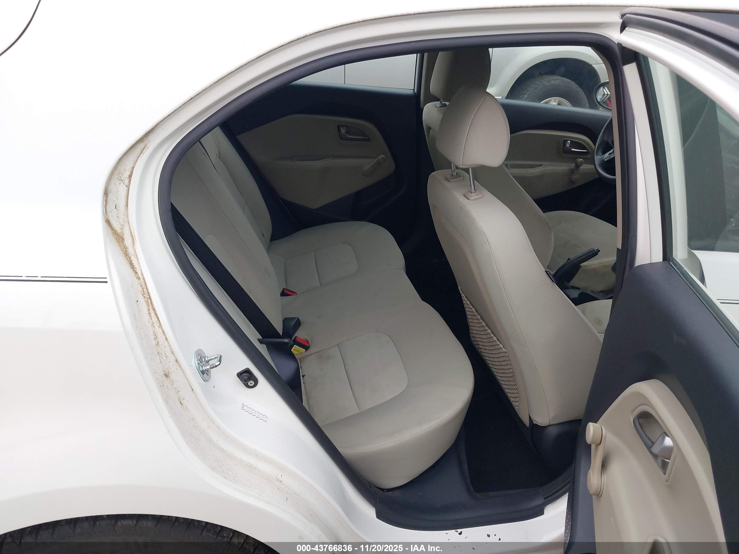 KIA RIO5 image 8