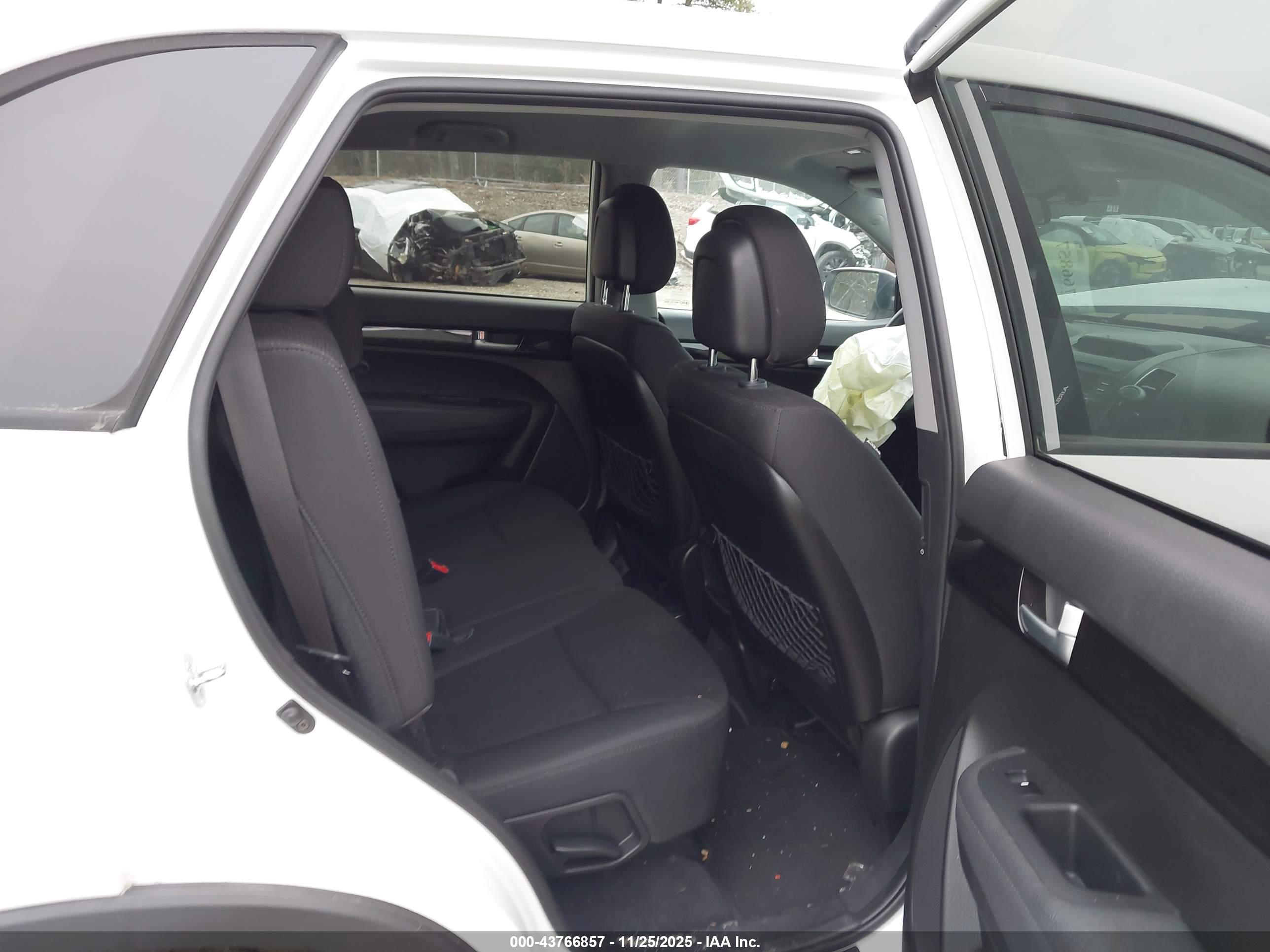KIA SORENTO image 8