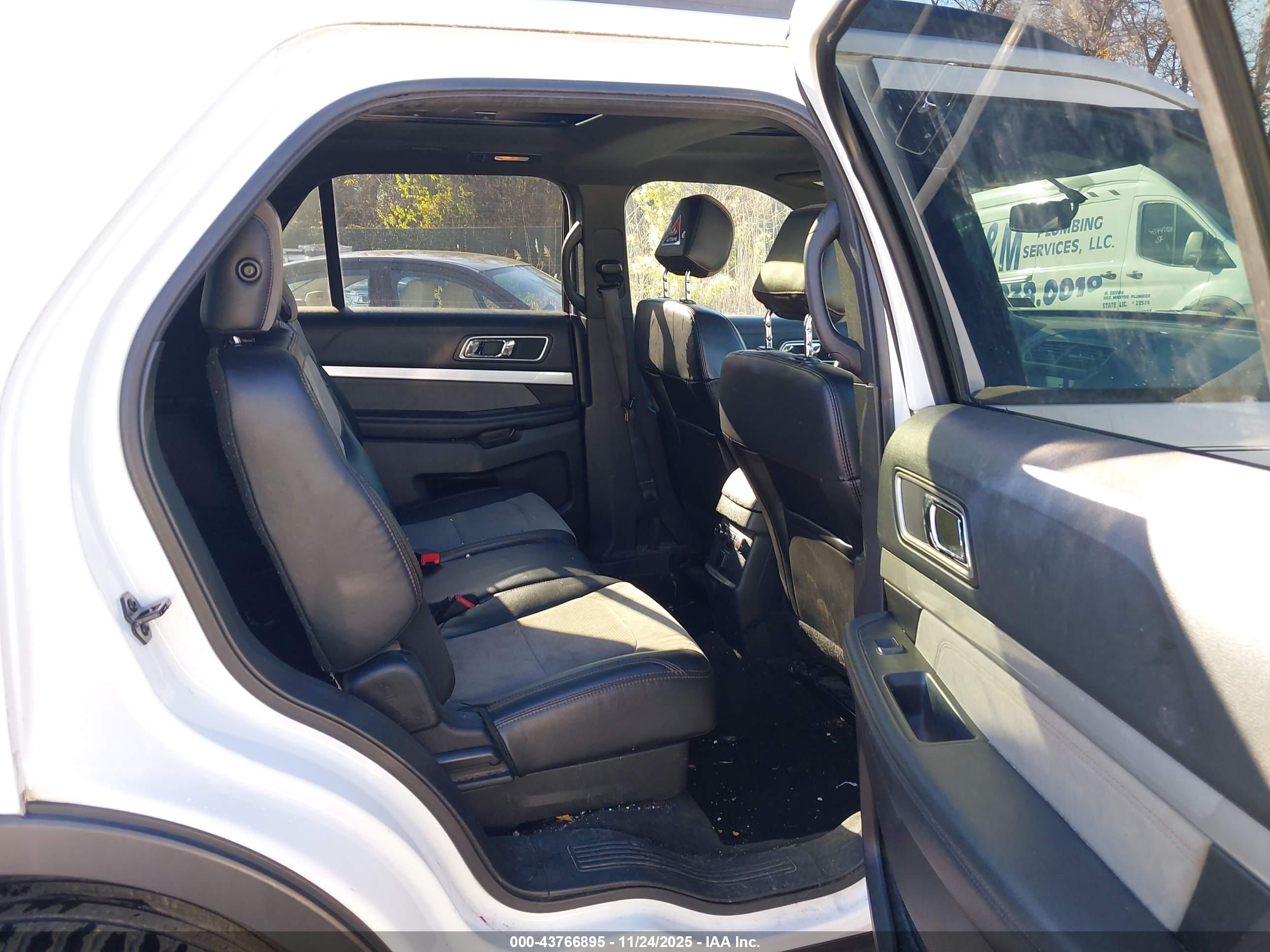 FORD EXPLORER image 8