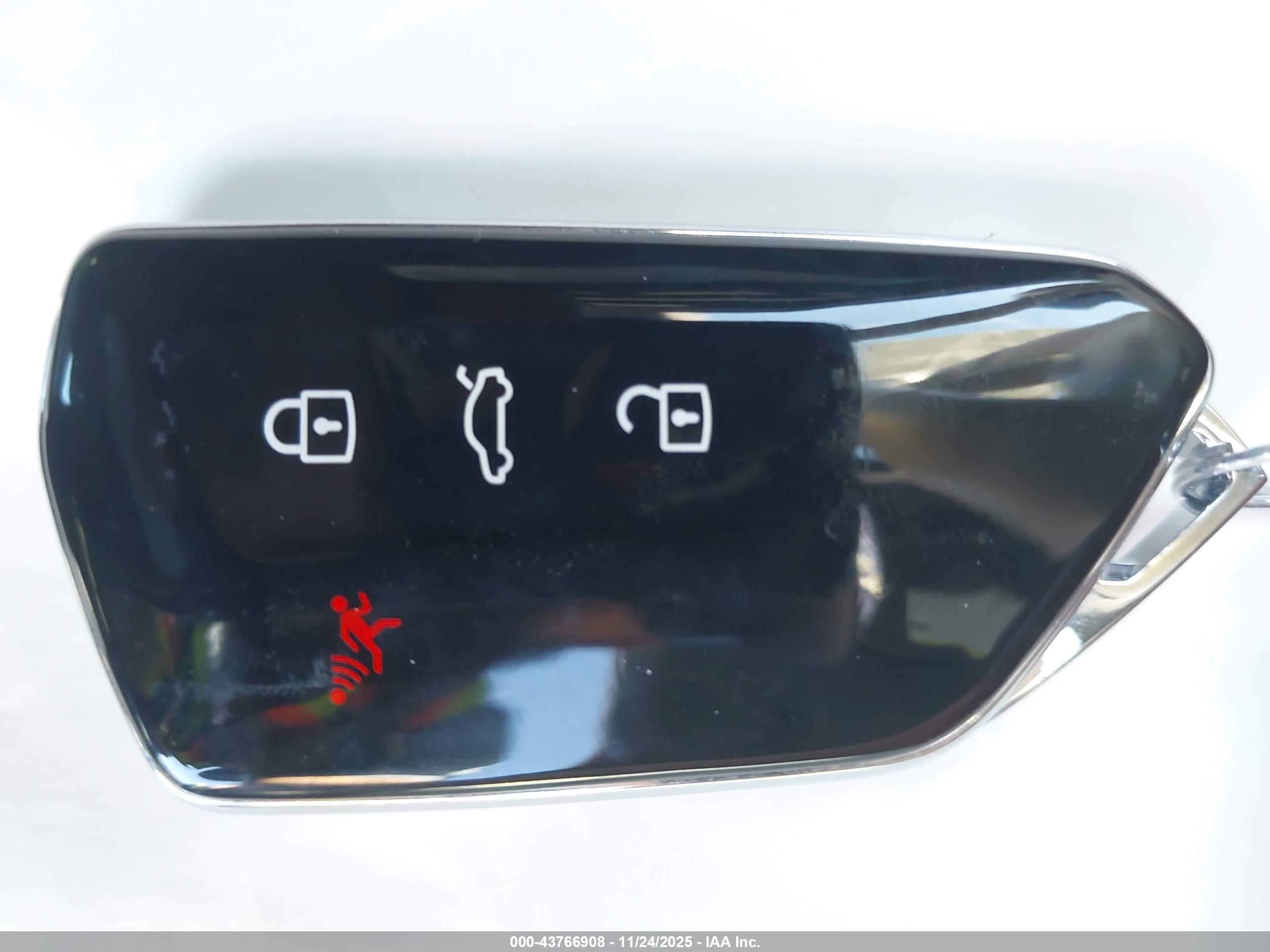 VOLKSWAGEN ID.4 image 11