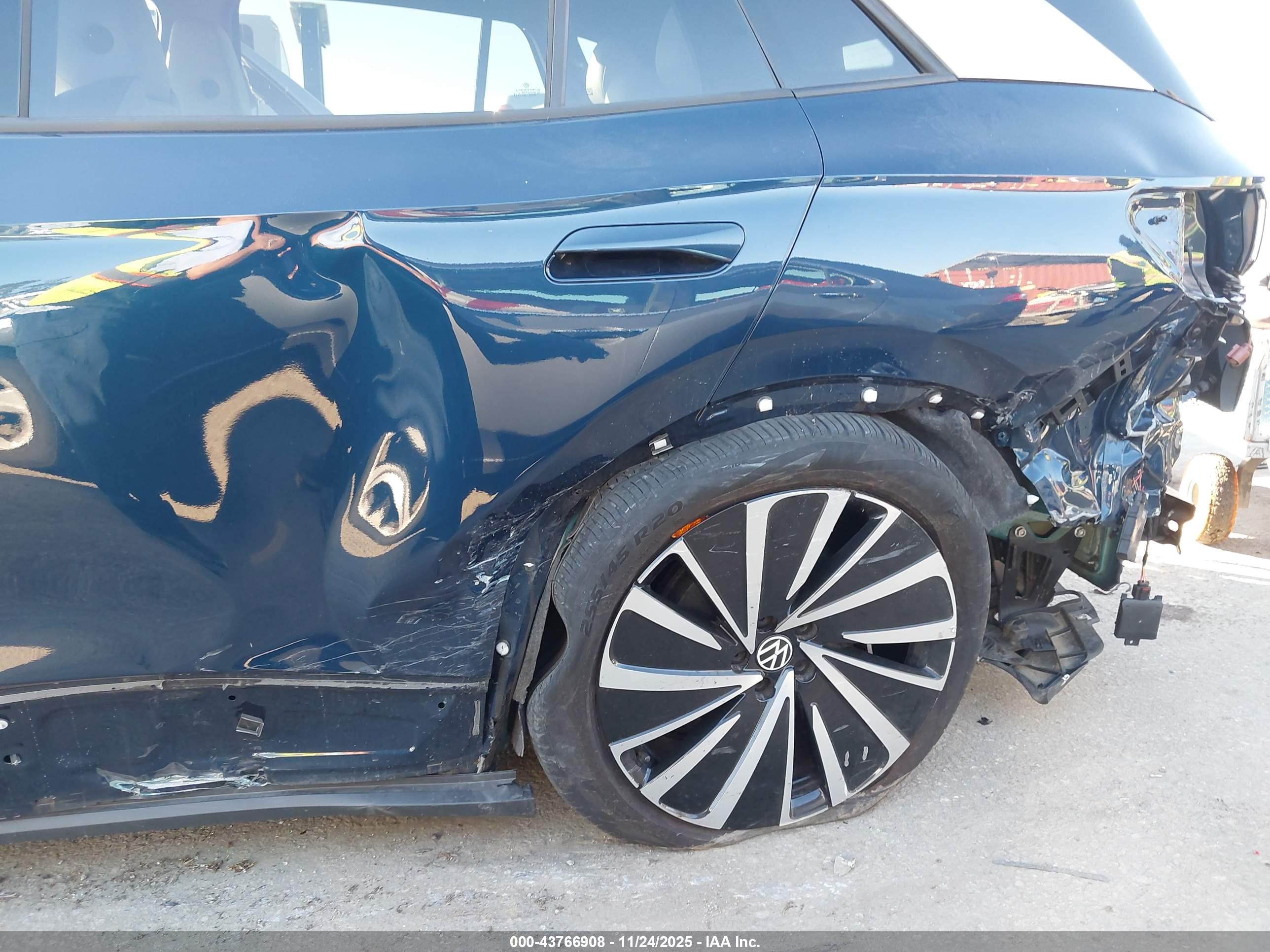 VOLKSWAGEN ID.4 image 6