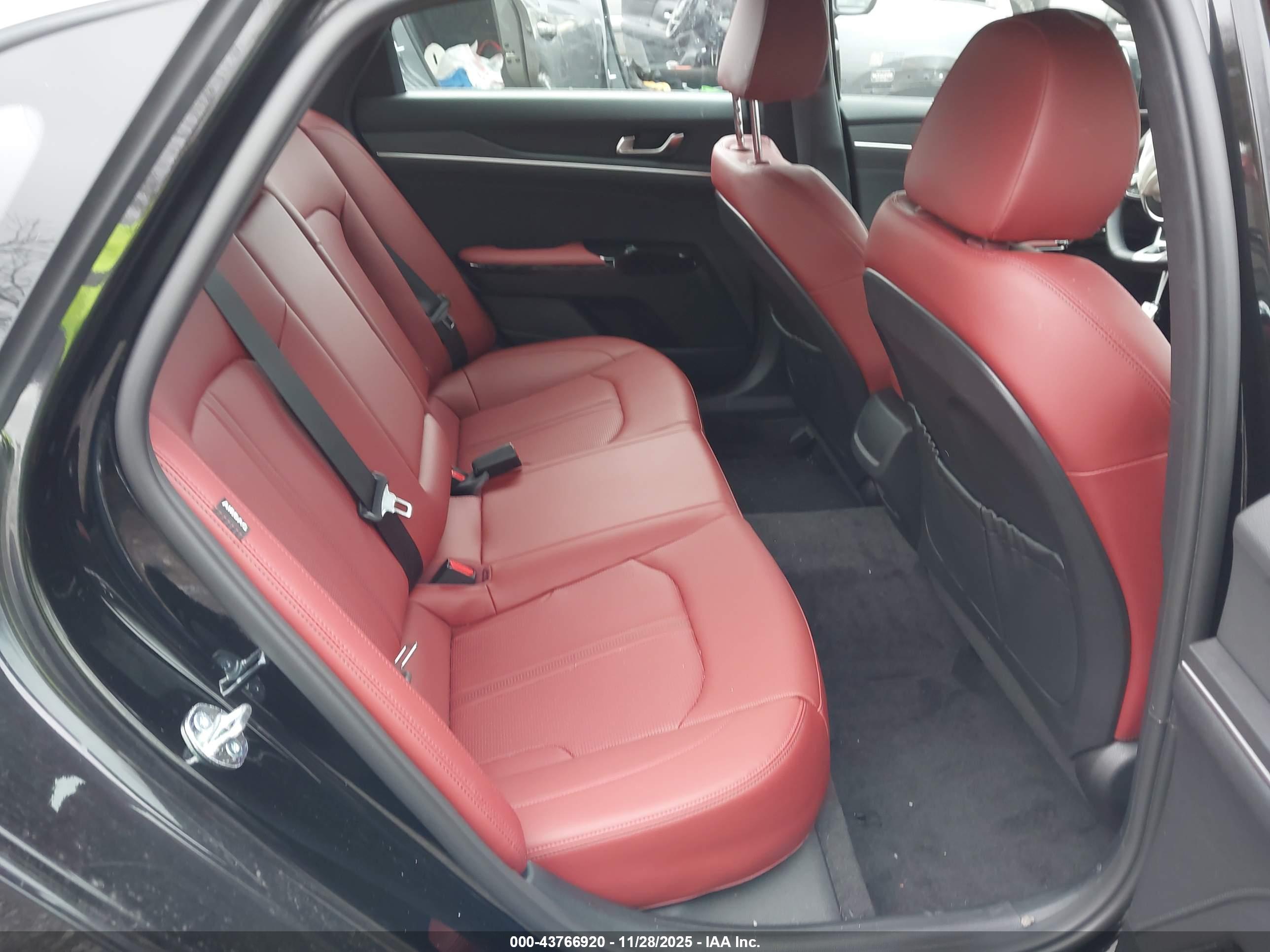 KIA K5 image 8