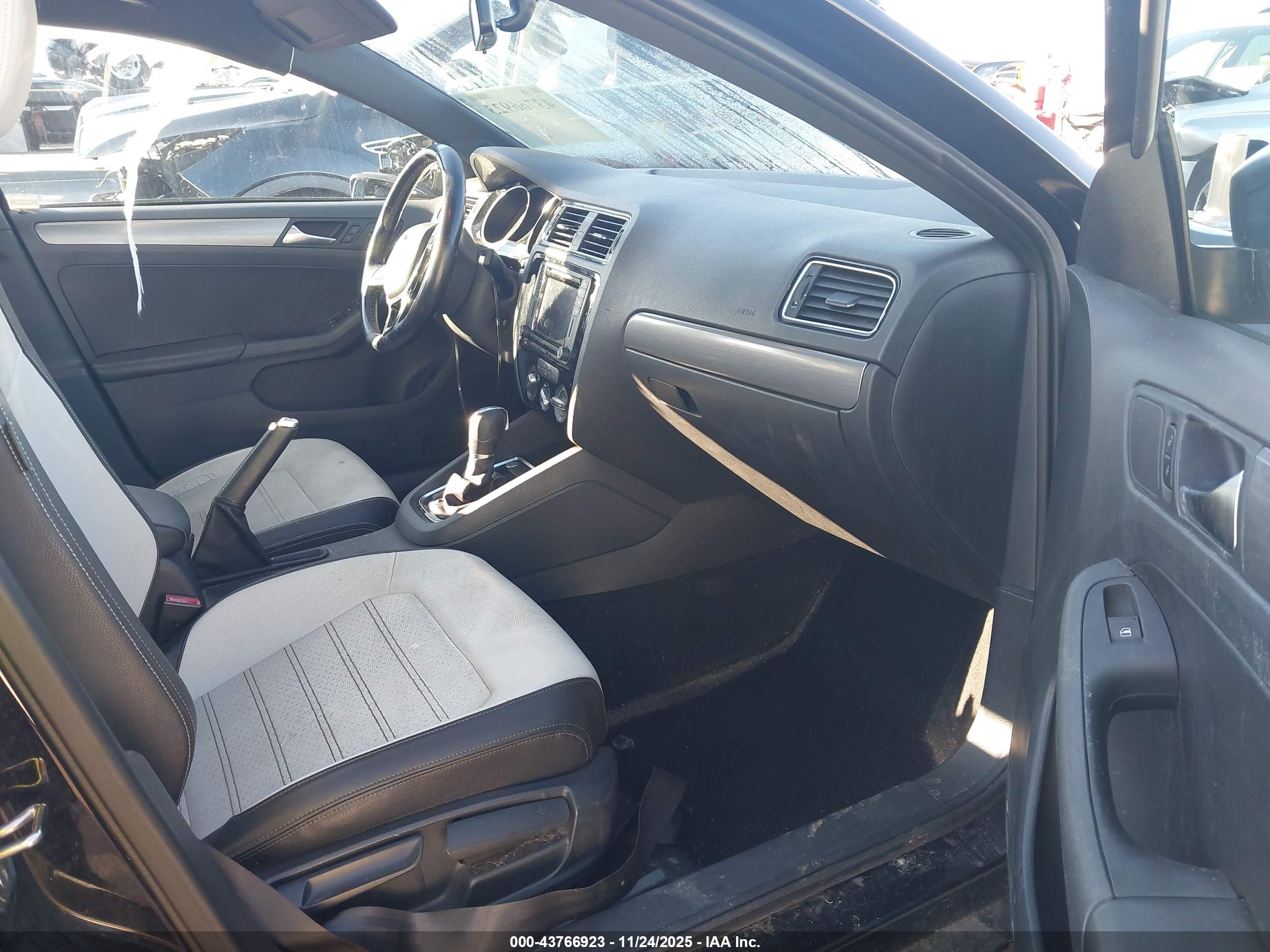 VOLKSWAGEN JETTA image 5