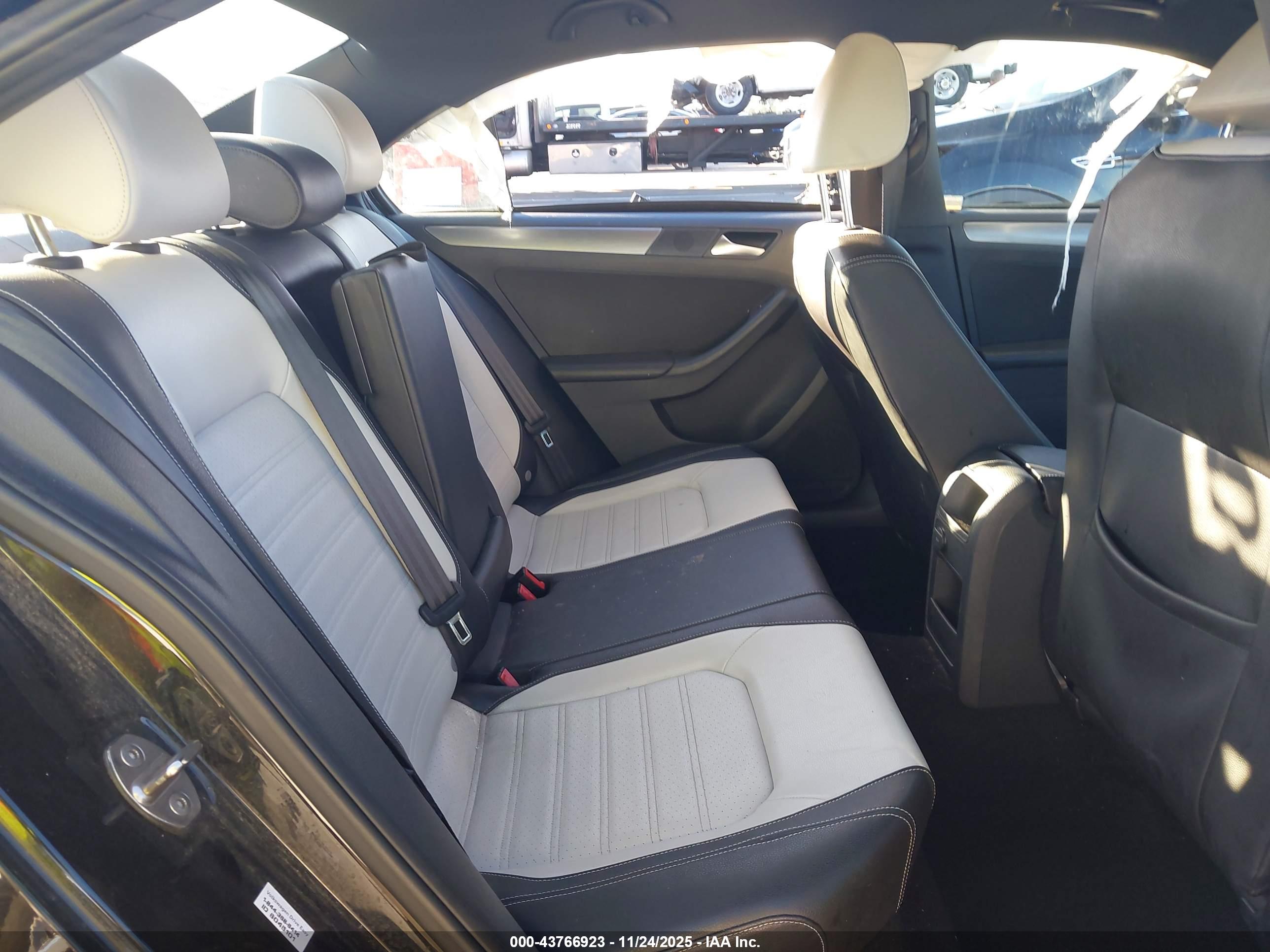 VOLKSWAGEN JETTA image 8