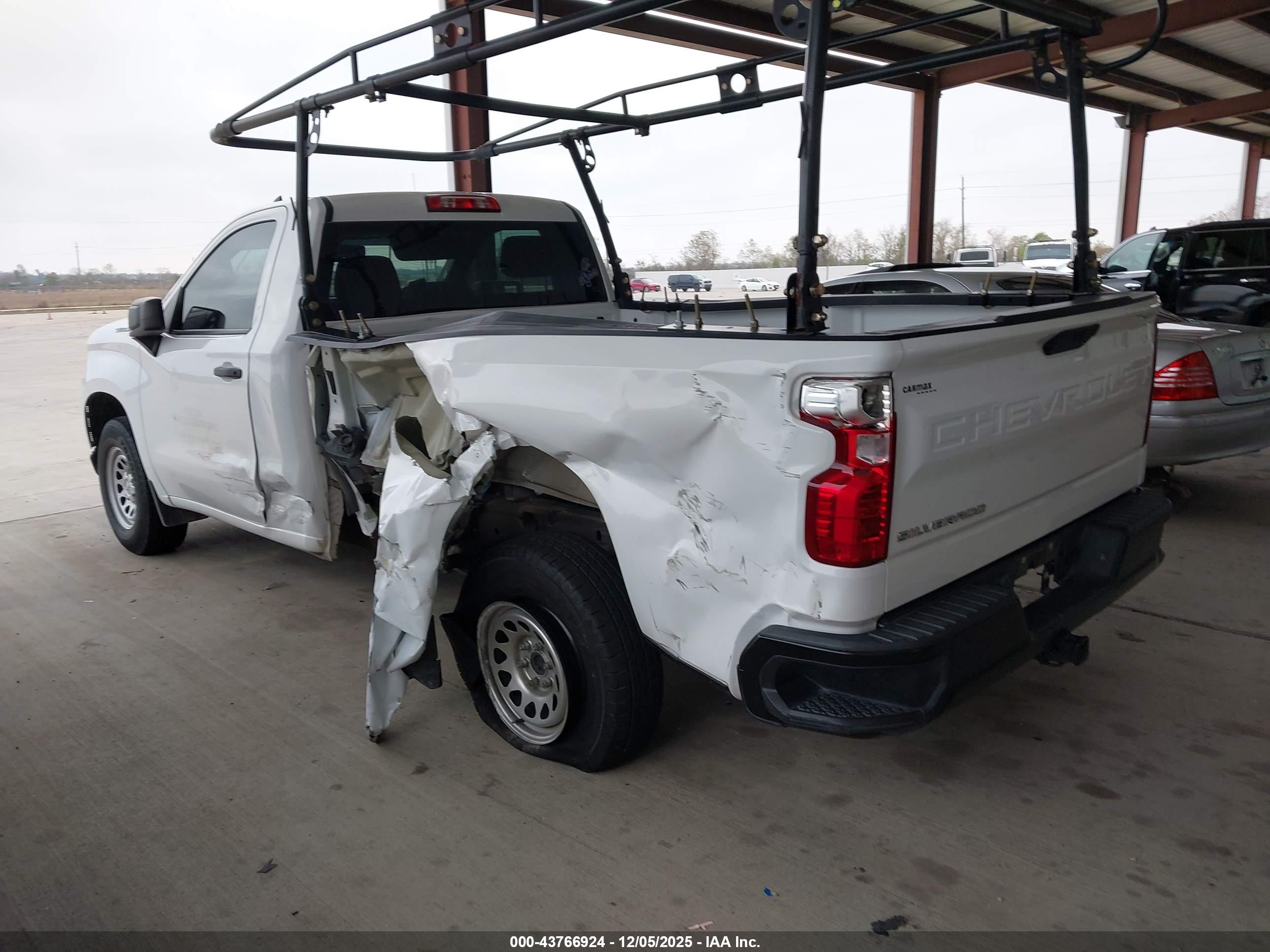 CHEVROLET SILVERADO image 3