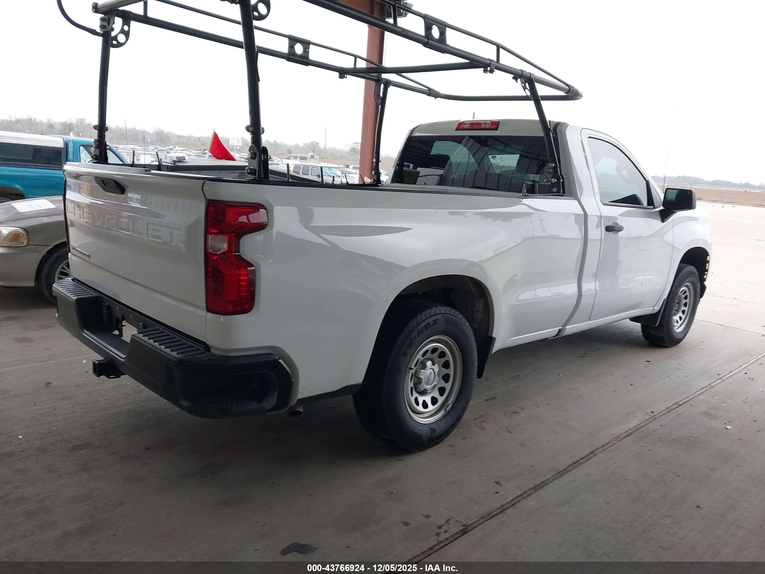 CHEVROLET SILVERADO image 4